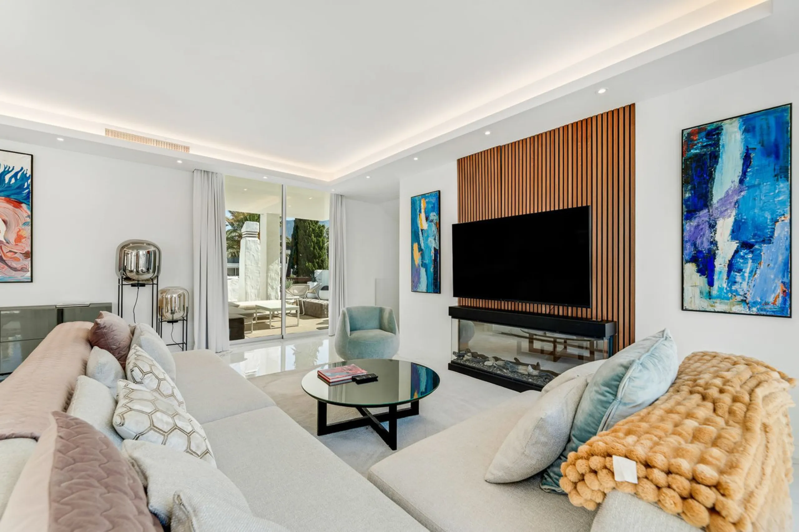La Alcazaba is an exclusive community that boasts a long history in Marbella. It was developed by the famous architect, Melvin Villarroel, who designed Puente Romano and many other stunning developments along the coast.