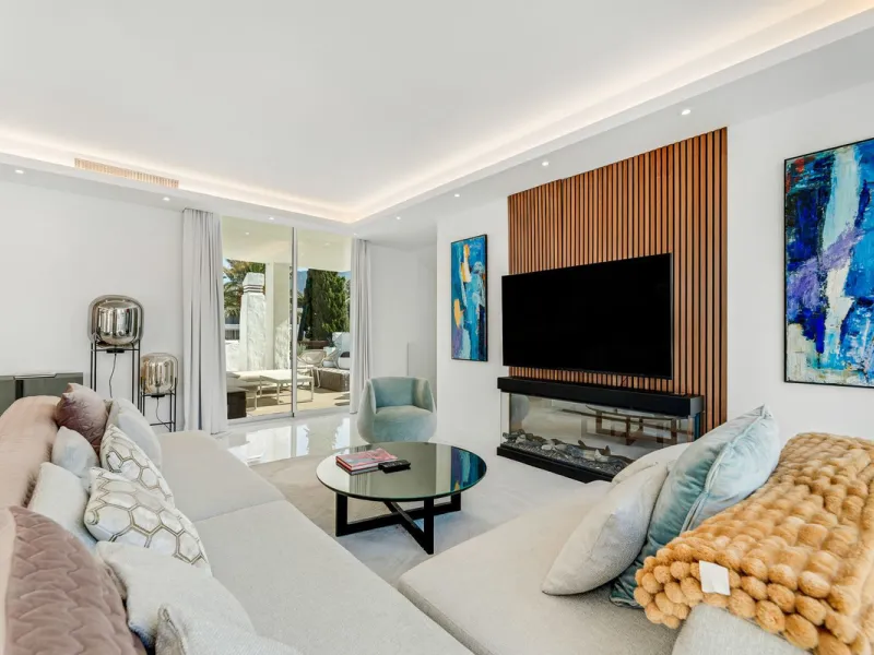 La Alcazaba is an exclusive community that boasts a long history in Marbella. It was developed by the famous architect, Melvin Villarroel, who designed Puente Romano and many other stunning developments along the coast.