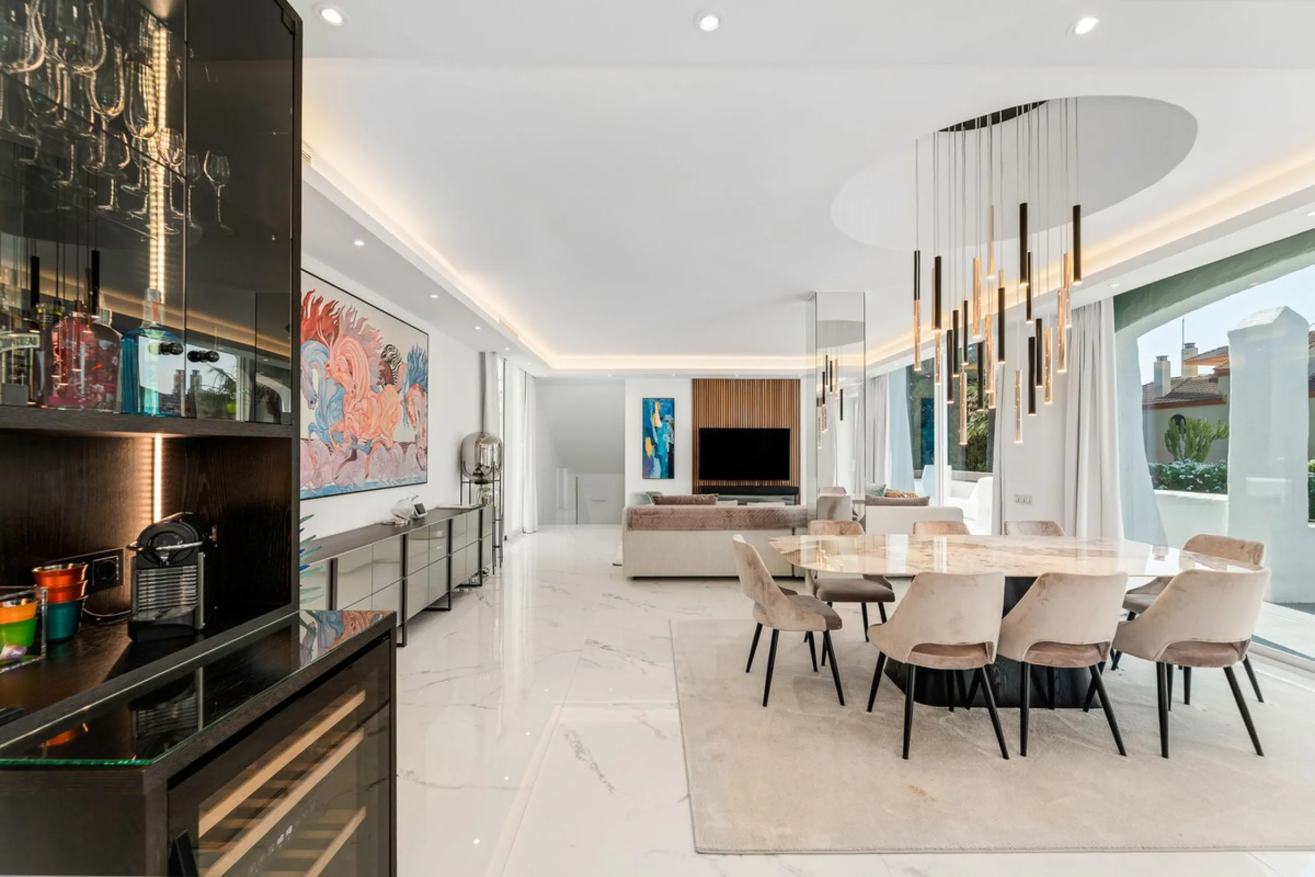 La Alcazaba is an exclusive community that boasts a long history in Marbella. It was developed by the famous architect, Melvin Villarroel, who designed Puente Romano and many other stunning developments along the coast.