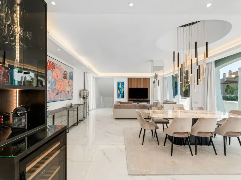 La Alcazaba is an exclusive community that boasts a long history in Marbella. It was developed by the famous architect, Melvin Villarroel, who designed Puente Romano and many other stunning developments along the coast.