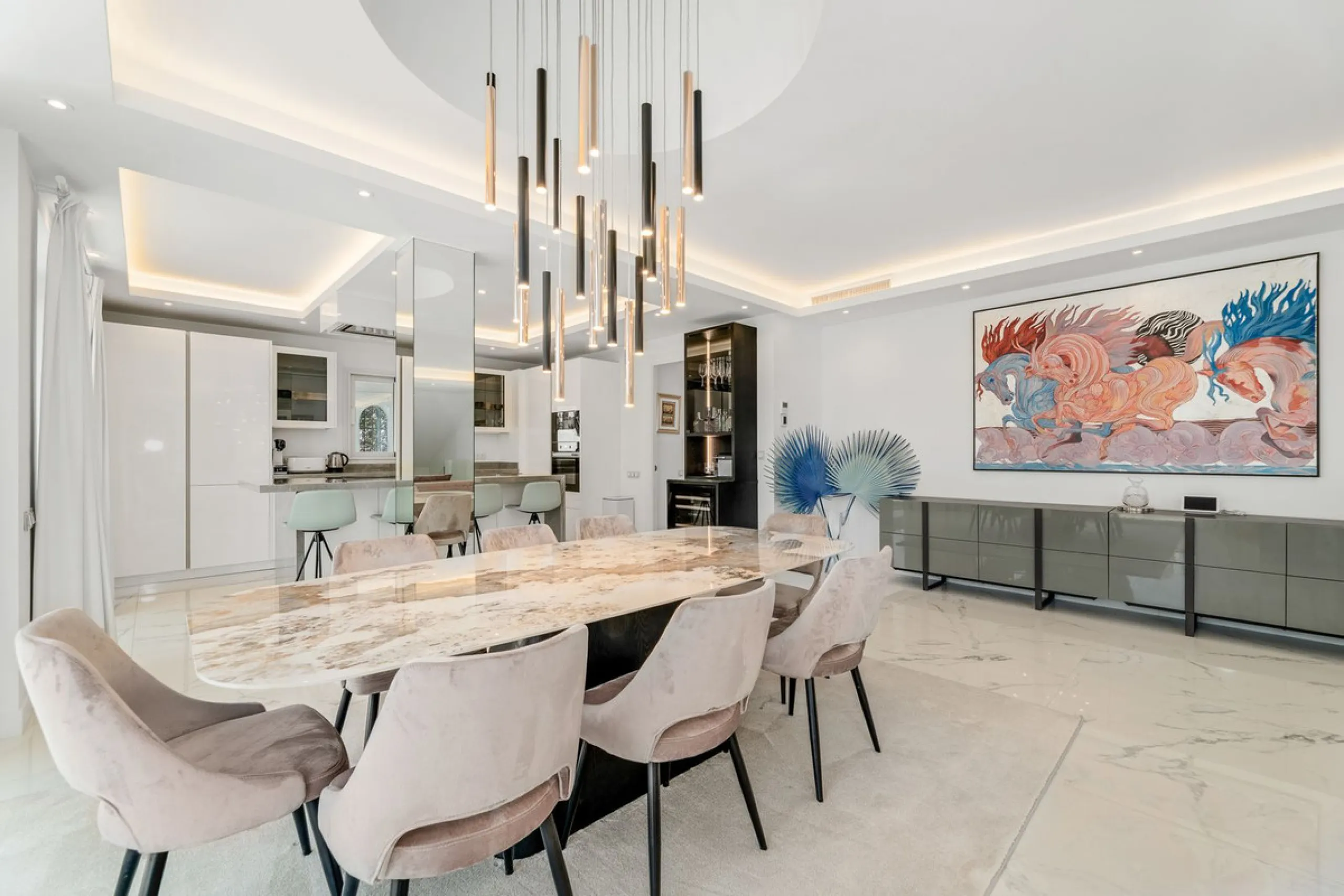 La Alcazaba is an exclusive community that boasts a long history in Marbella. It was developed by the famous architect, Melvin Villarroel, who designed Puente Romano and many other stunning developments along the coast.