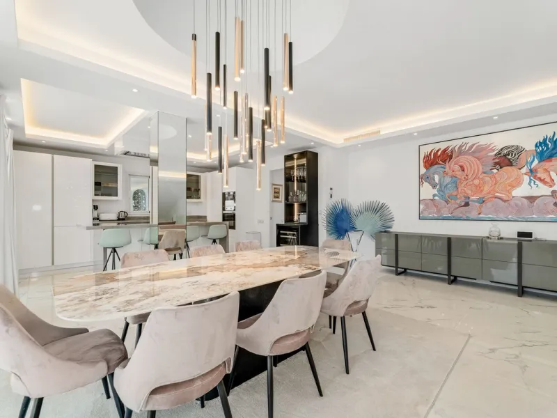 La Alcazaba is an exclusive community that boasts a long history in Marbella. It was developed by the famous architect, Melvin Villarroel, who designed Puente Romano and many other stunning developments along the coast.