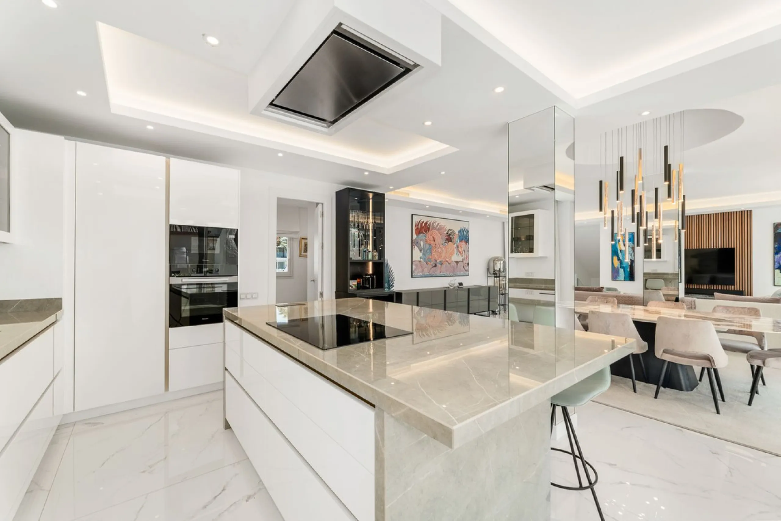 La Alcazaba is an exclusive community that boasts a long history in Marbella. It was developed by the famous architect, Melvin Villarroel, who designed Puente Romano and many other stunning developments along the coast.