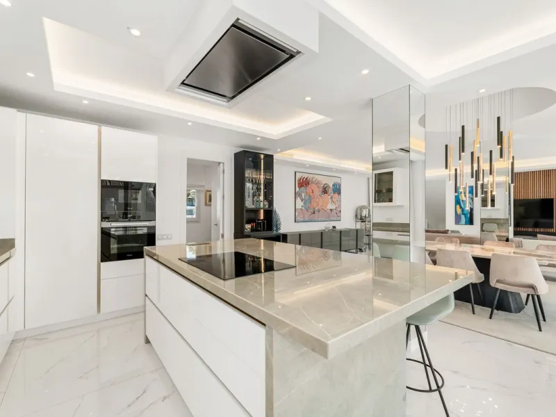 La Alcazaba is an exclusive community that boasts a long history in Marbella. It was developed by the famous architect, Melvin Villarroel, who designed Puente Romano and many other stunning developments along the coast.