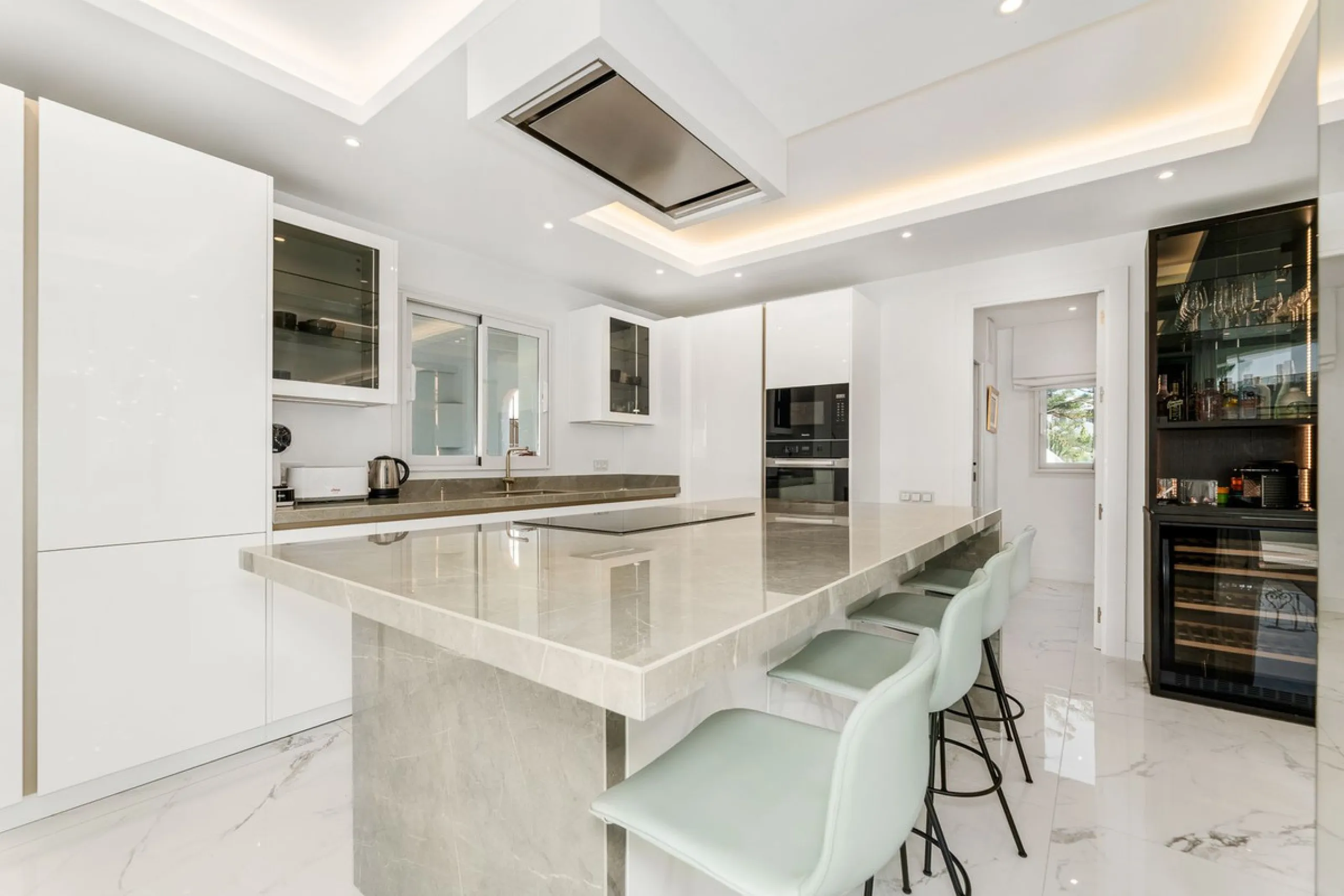 La Alcazaba is an exclusive community that boasts a long history in Marbella. It was developed by the famous architect, Melvin Villarroel, who designed Puente Romano and many other stunning developments along the coast.