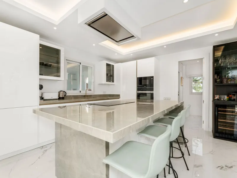 La Alcazaba is an exclusive community that boasts a long history in Marbella. It was developed by the famous architect, Melvin Villarroel, who designed Puente Romano and many other stunning developments along the coast.