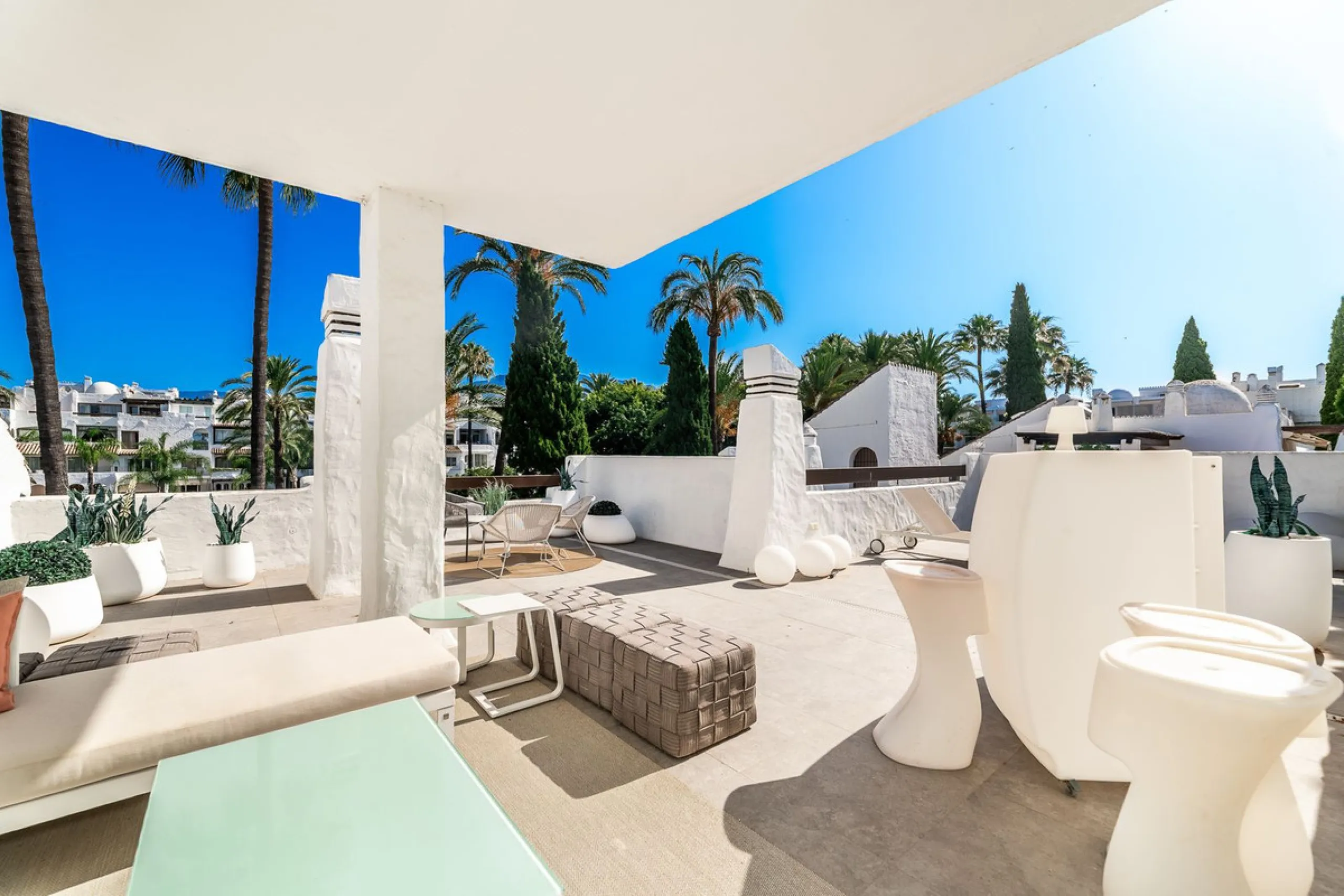 La Alcazaba is an exclusive community that boasts a long history in Marbella. It was developed by the famous architect, Melvin Villarroel, who designed Puente Romano and many other stunning developments along the coast.