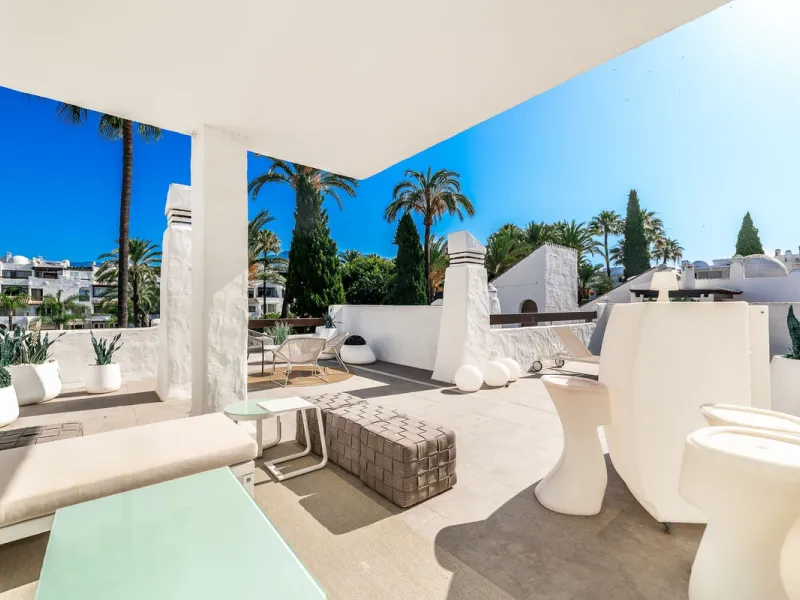 La Alcazaba is an exclusive community that boasts a long history in Marbella. It was developed by the famous architect, Melvin Villarroel, who designed Puente Romano and many other stunning developments along the coast.