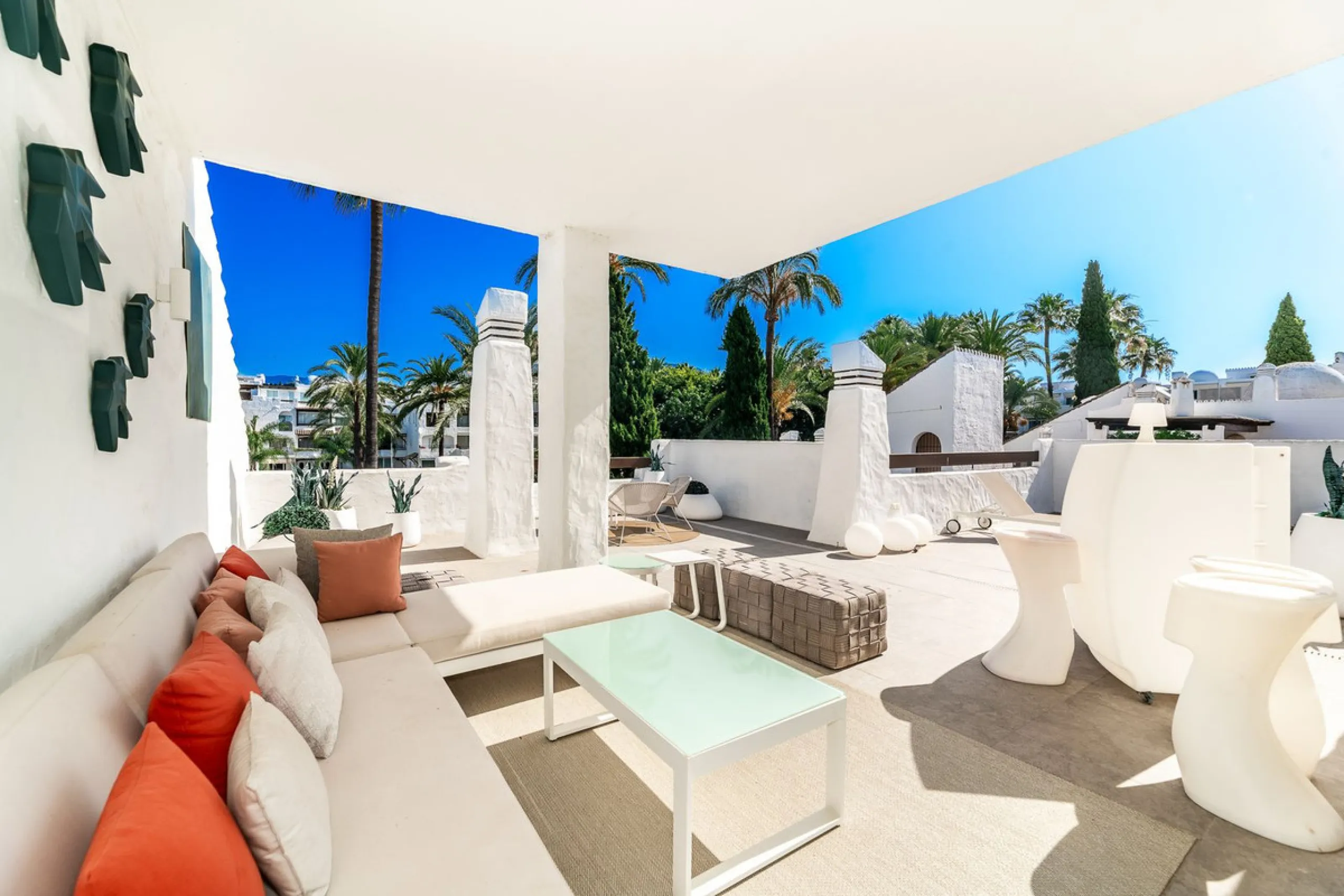 La Alcazaba is an exclusive community that boasts a long history in Marbella. It was developed by the famous architect, Melvin Villarroel, who designed Puente Romano and many other stunning developments along the coast.