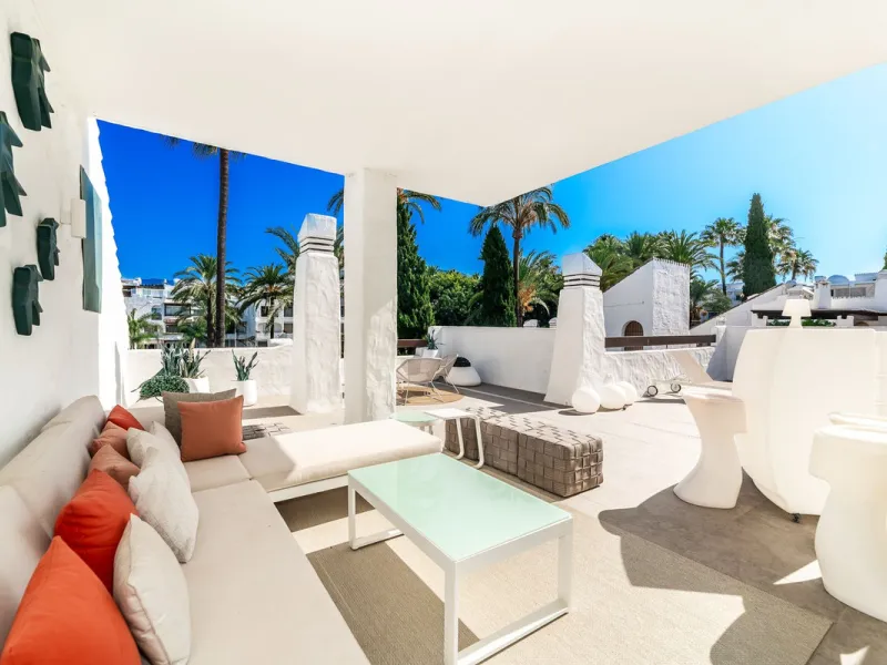 La Alcazaba is an exclusive community that boasts a long history in Marbella. It was developed by the famous architect, Melvin Villarroel, who designed Puente Romano and many other stunning developments along the coast.