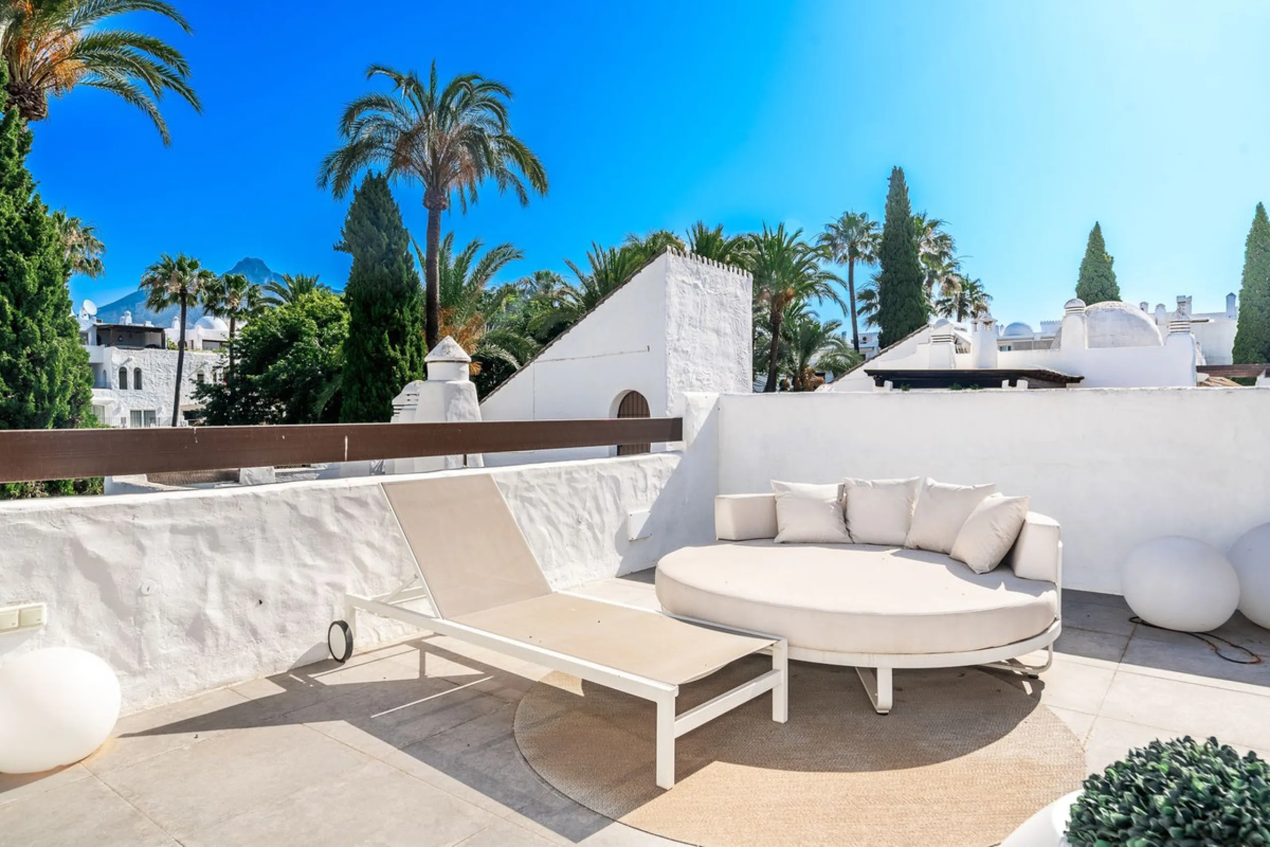 La Alcazaba is an exclusive community that boasts a long history in Marbella. It was developed by the famous architect, Melvin Villarroel, who designed Puente Romano and many other stunning developments along the coast.