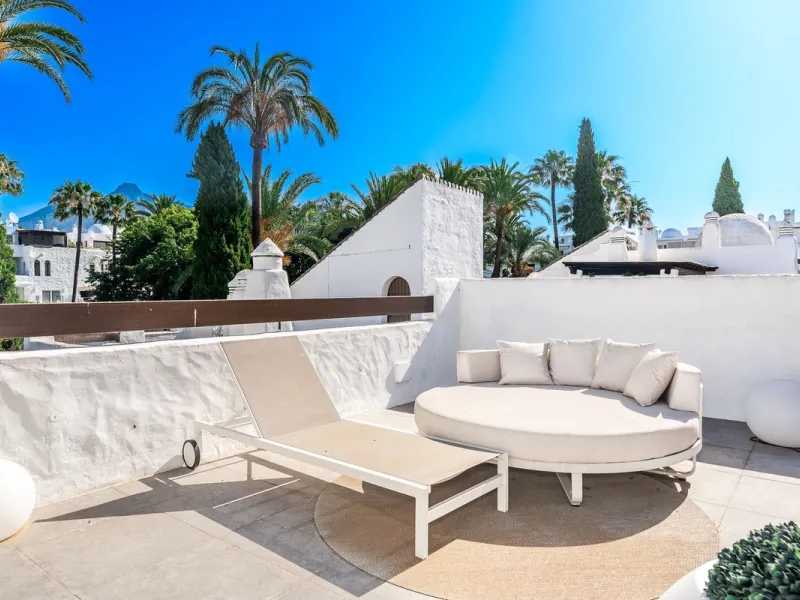 La Alcazaba is an exclusive community that boasts a long history in Marbella. It was developed by the famous architect, Melvin Villarroel, who designed Puente Romano and many other stunning developments along the coast.