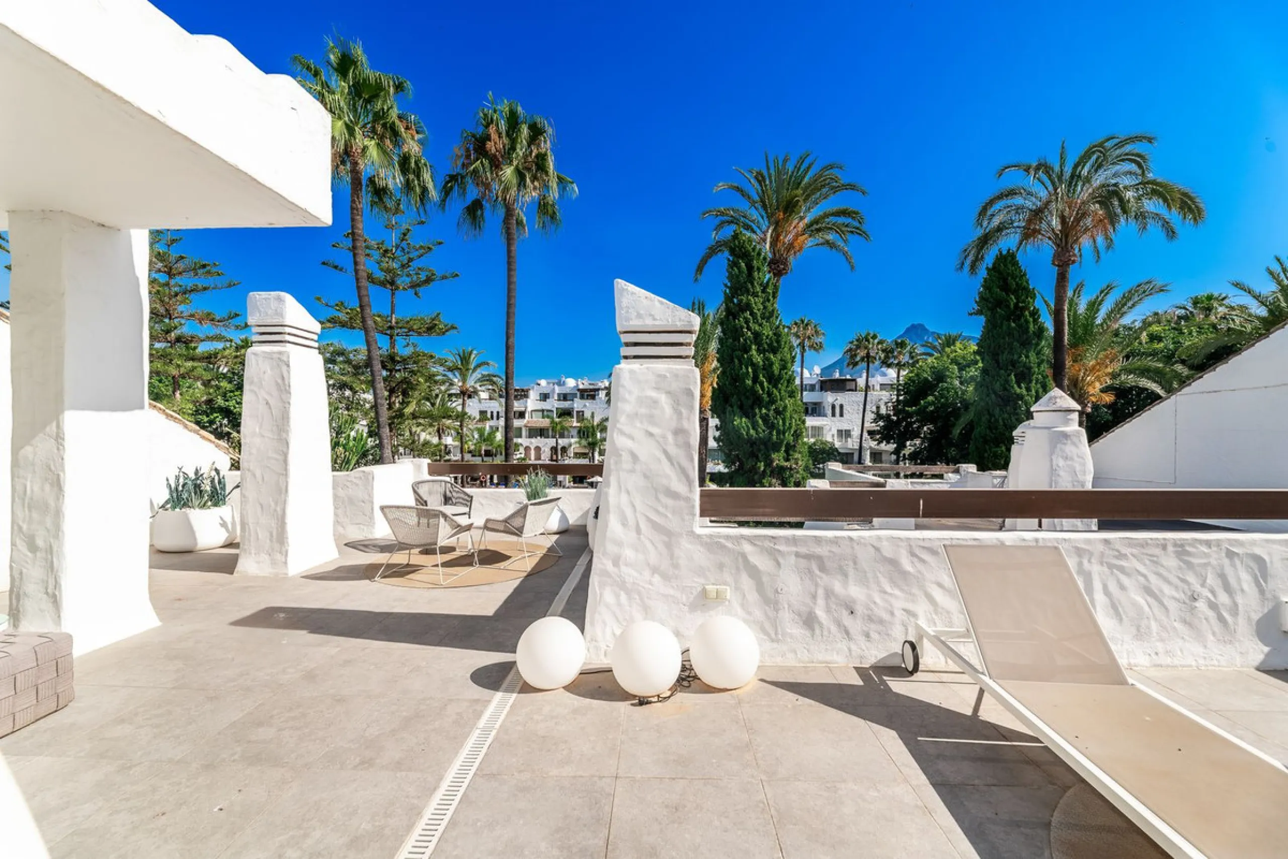 La Alcazaba is an exclusive community that boasts a long history in Marbella. It was developed by the famous architect, Melvin Villarroel, who designed Puente Romano and many other stunning developments along the coast.
