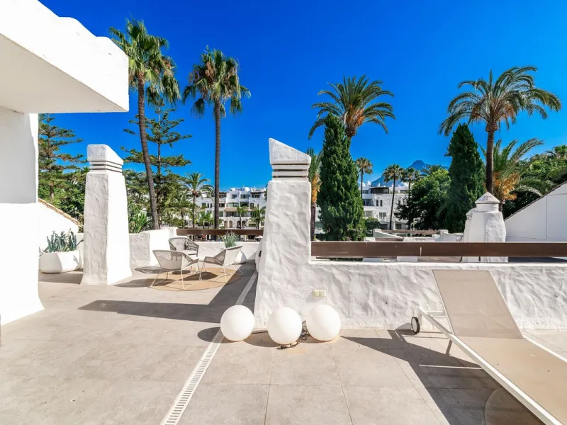 La Alcazaba is an exclusive community that boasts a long history in Marbella. It was developed by the famous architect, Melvin Villarroel, who designed Puente Romano and many other stunning developments along the coast.
