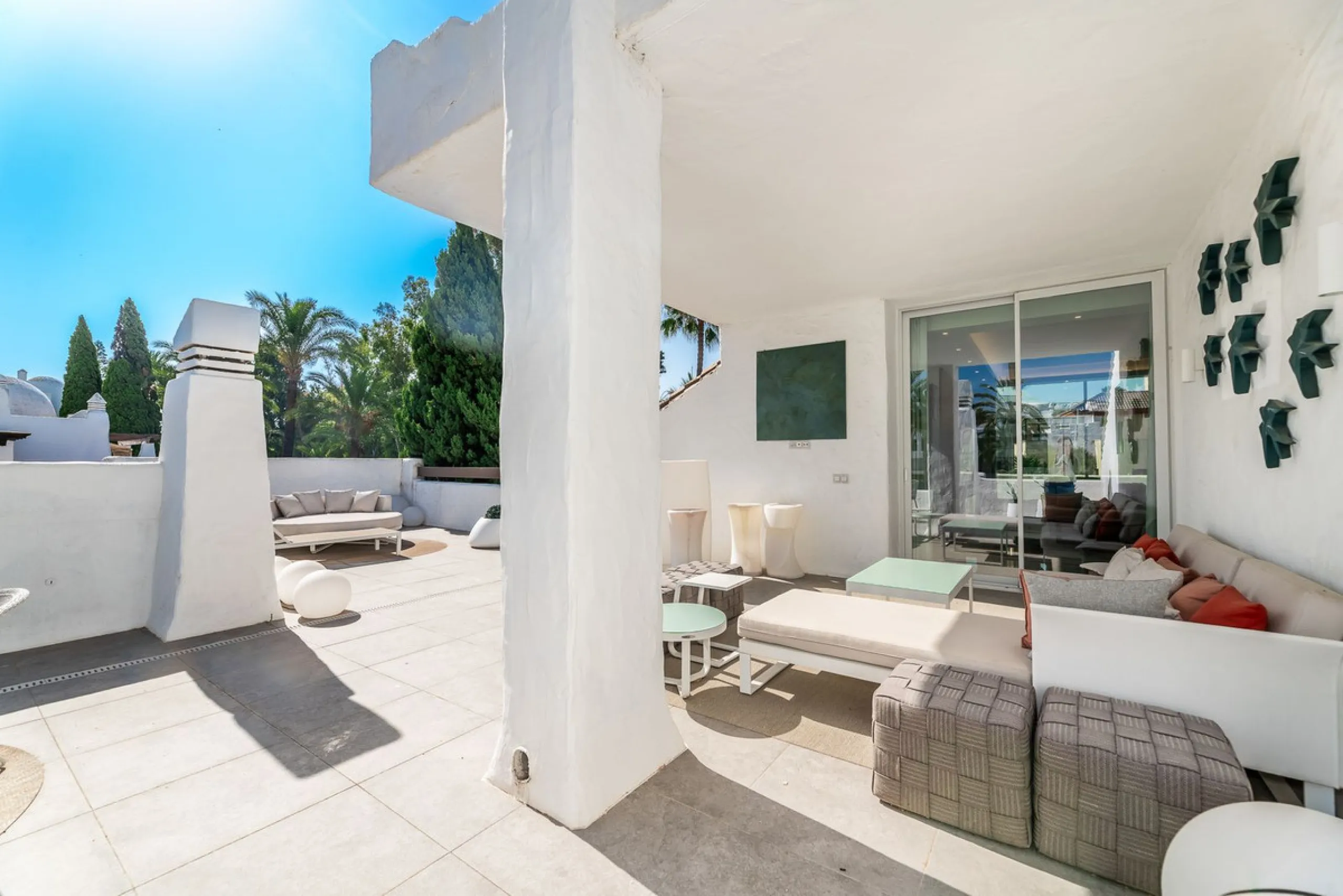La Alcazaba is an exclusive community that boasts a long history in Marbella. It was developed by the famous architect, Melvin Villarroel, who designed Puente Romano and many other stunning developments along the coast.