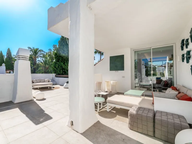 La Alcazaba is an exclusive community that boasts a long history in Marbella. It was developed by the famous architect, Melvin Villarroel, who designed Puente Romano and many other stunning developments along the coast.