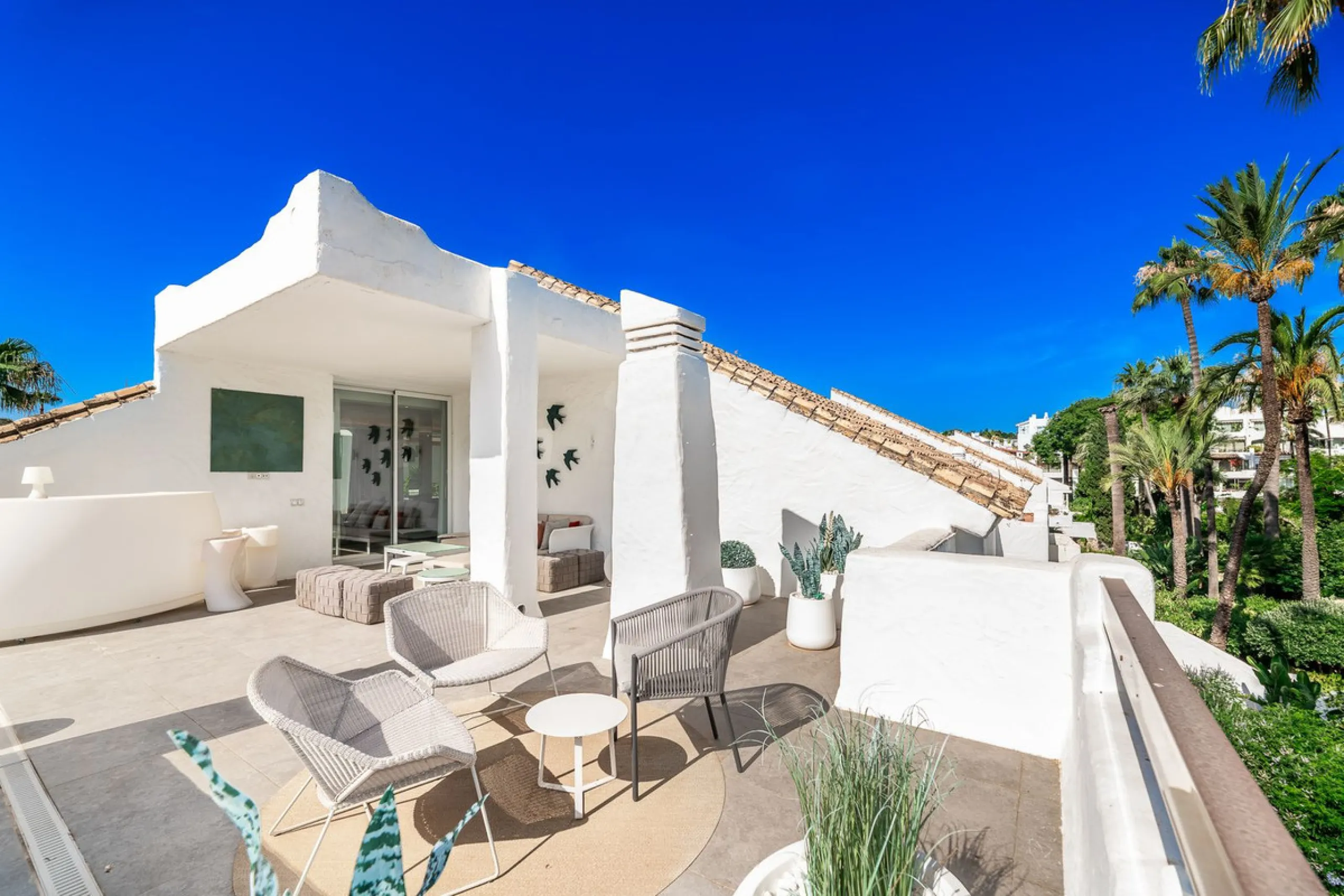 La Alcazaba is an exclusive community that boasts a long history in Marbella. It was developed by the famous architect, Melvin Villarroel, who designed Puente Romano and many other stunning developments along the coast.