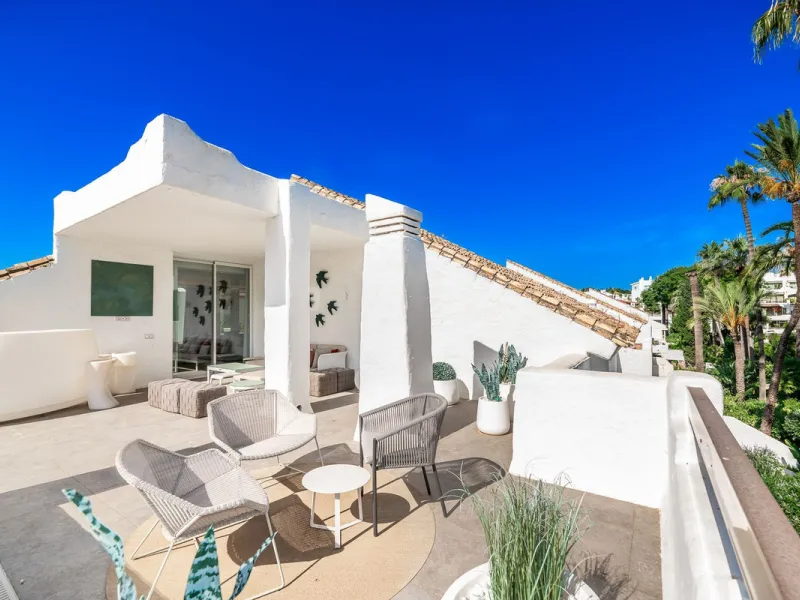 La Alcazaba is an exclusive community that boasts a long history in Marbella. It was developed by the famous architect, Melvin Villarroel, who designed Puente Romano and many other stunning developments along the coast.