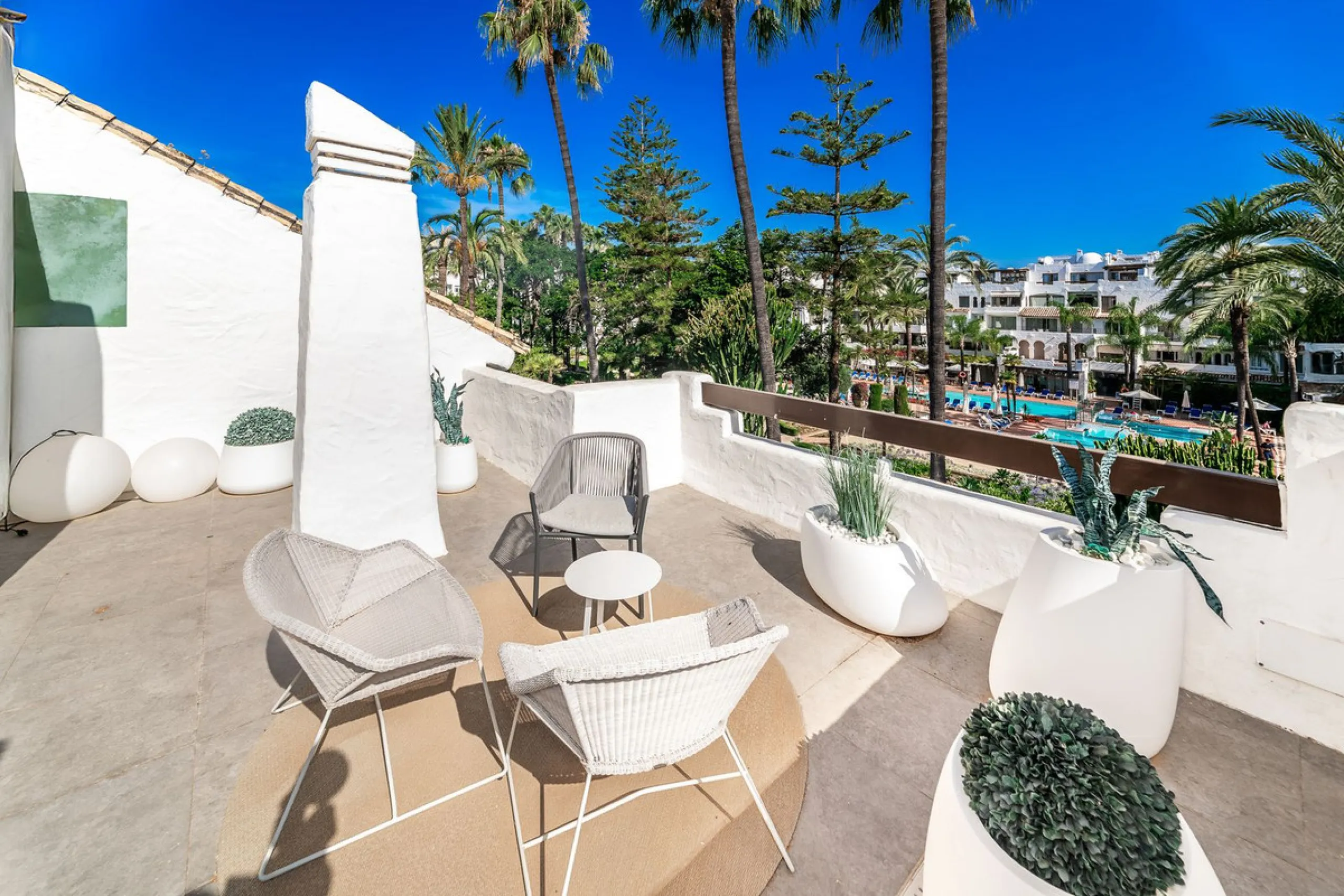 La Alcazaba is an exclusive community that boasts a long history in Marbella. It was developed by the famous architect, Melvin Villarroel, who designed Puente Romano and many other stunning developments along the coast.
