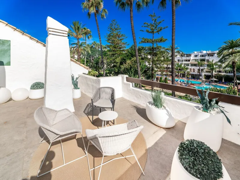 La Alcazaba is an exclusive community that boasts a long history in Marbella. It was developed by the famous architect, Melvin Villarroel, who designed Puente Romano and many other stunning developments along the coast.