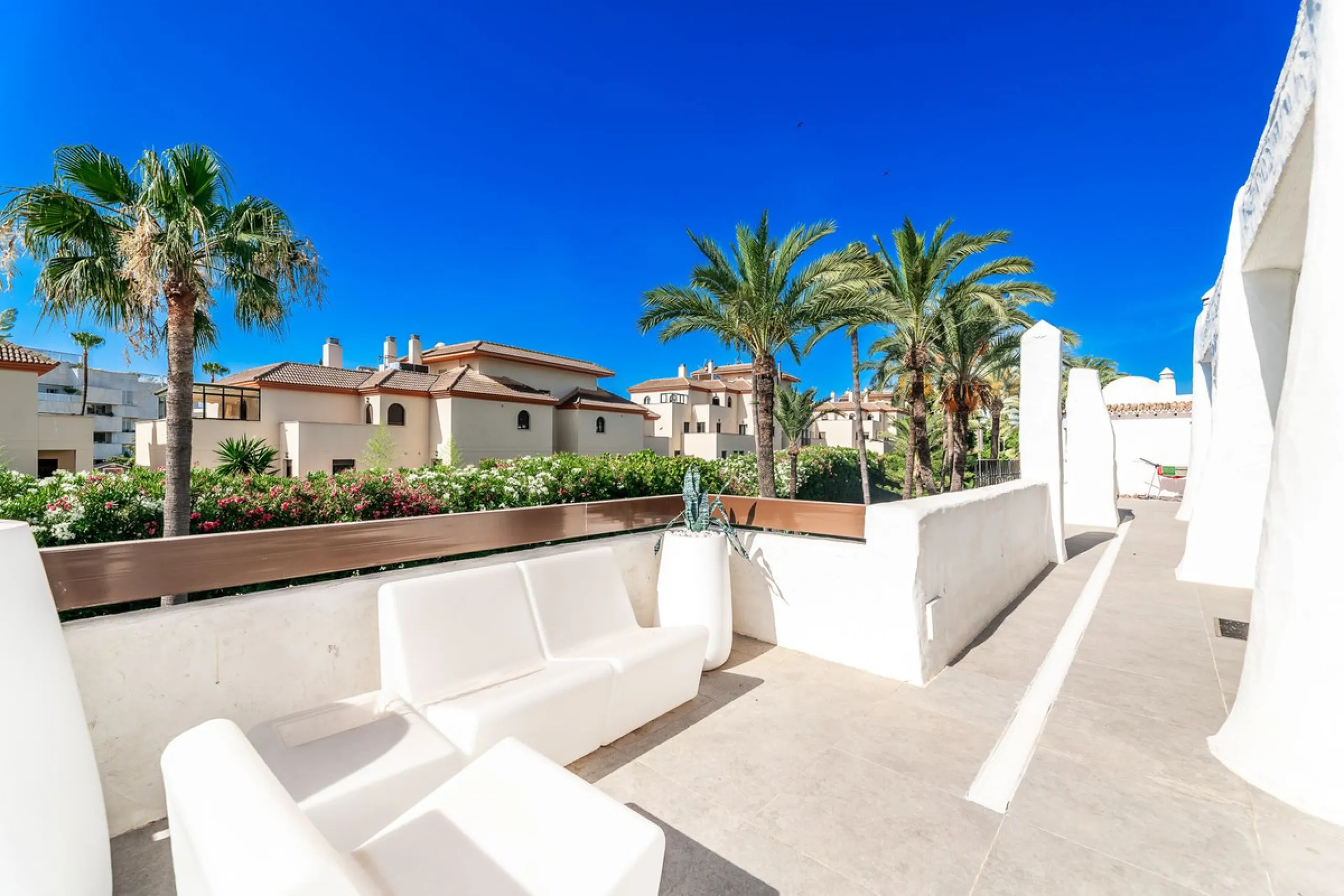La Alcazaba is an exclusive community that boasts a long history in Marbella. It was developed by the famous architect, Melvin Villarroel, who designed Puente Romano and many other stunning developments along the coast.