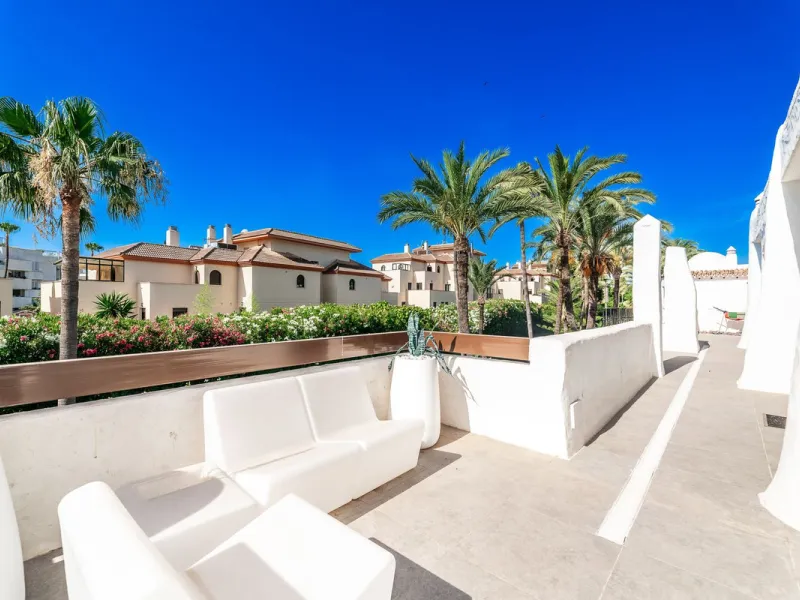 La Alcazaba is an exclusive community that boasts a long history in Marbella. It was developed by the famous architect, Melvin Villarroel, who designed Puente Romano and many other stunning developments along the coast.