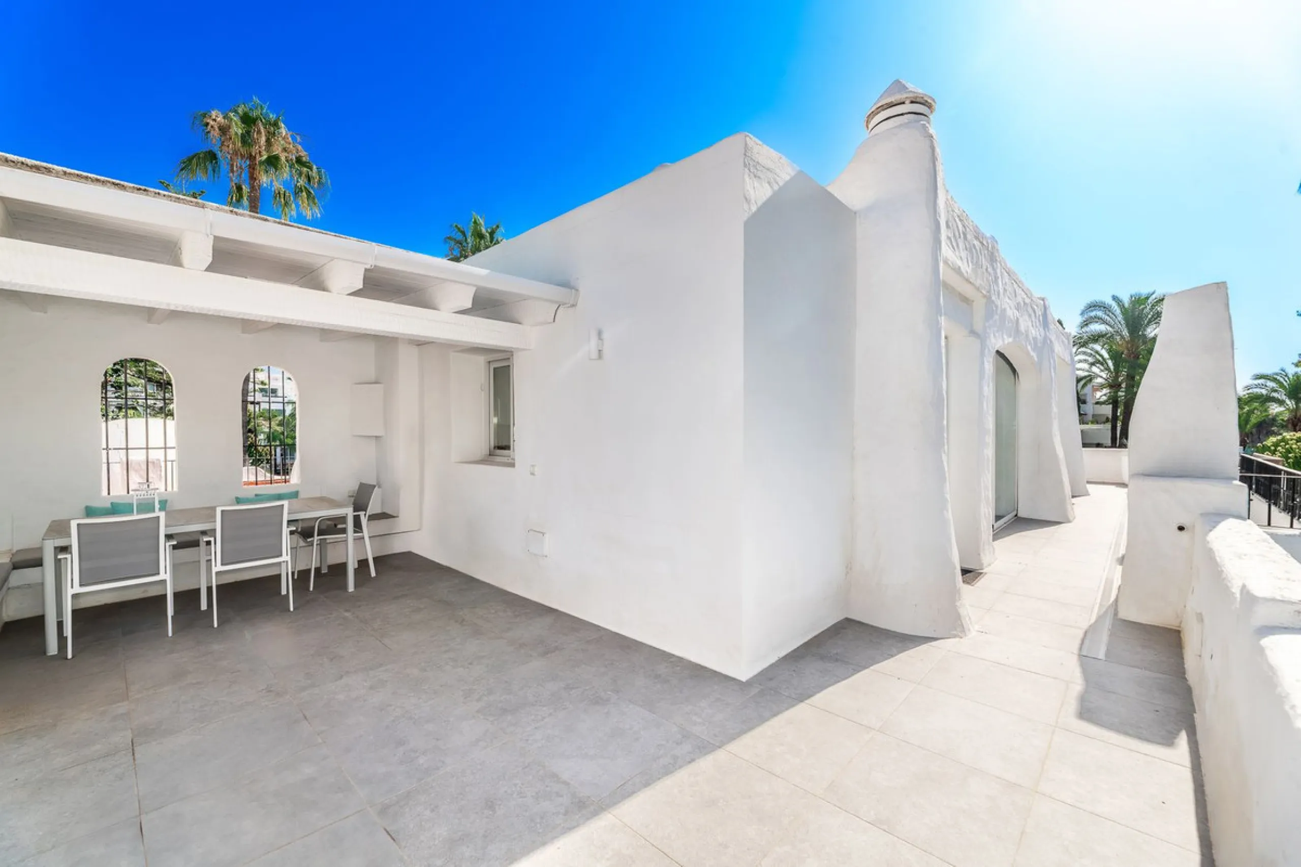 La Alcazaba is an exclusive community that boasts a long history in Marbella. It was developed by the famous architect, Melvin Villarroel, who designed Puente Romano and many other stunning developments along the coast.