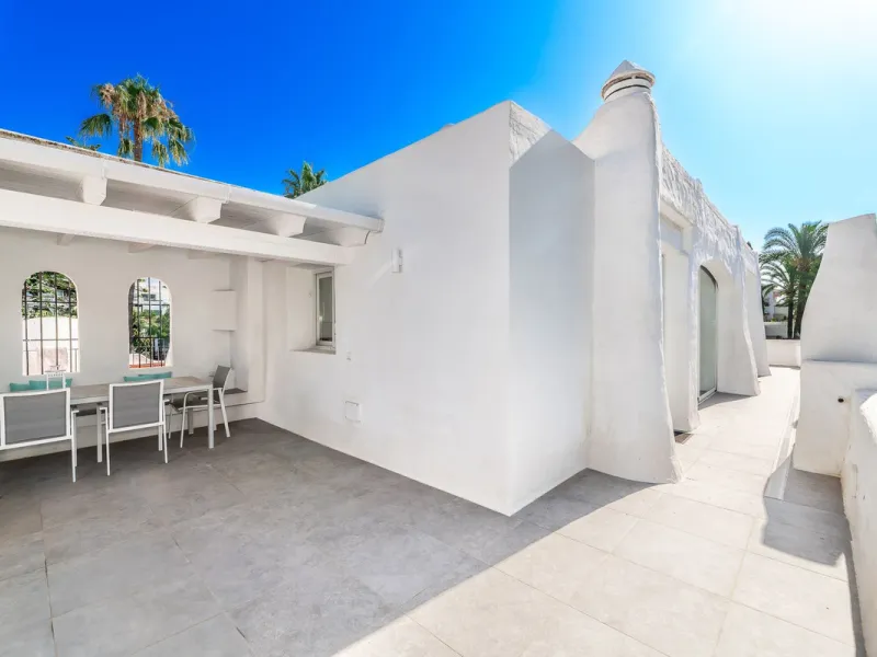 La Alcazaba is an exclusive community that boasts a long history in Marbella. It was developed by the famous architect, Melvin Villarroel, who designed Puente Romano and many other stunning developments along the coast.