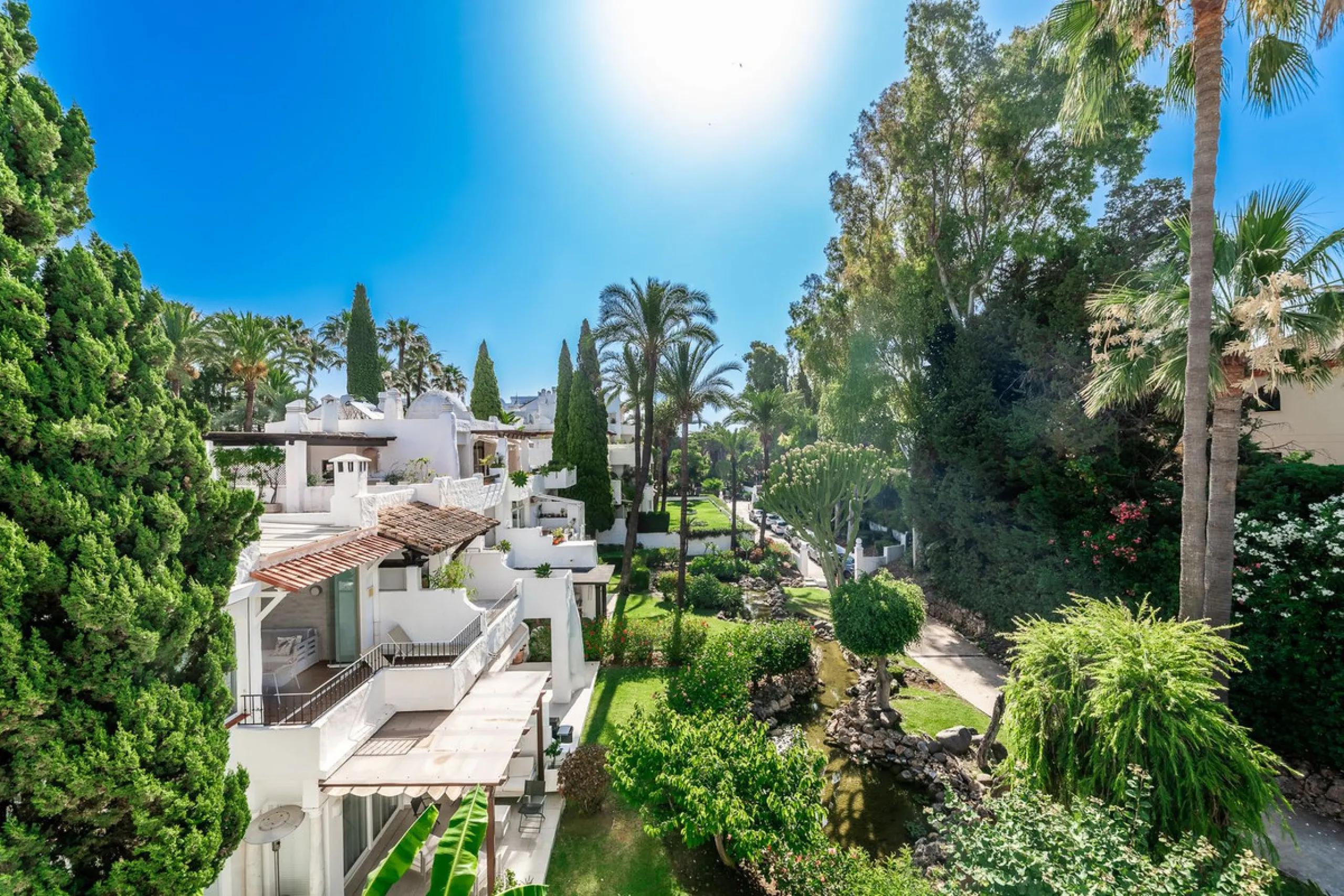 La Alcazaba is an exclusive community that boasts a long history in Marbella. It was developed by the famous architect, Melvin Villarroel, who designed Puente Romano and many other stunning developments along the coast.