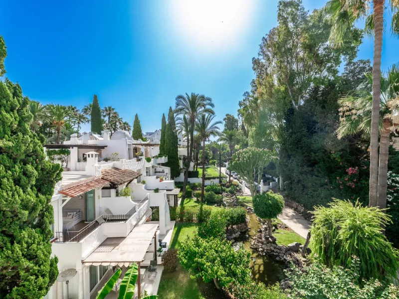 La Alcazaba is an exclusive community that boasts a long history in Marbella. It was developed by the famous architect, Melvin Villarroel, who designed Puente Romano and many other stunning developments along the coast.