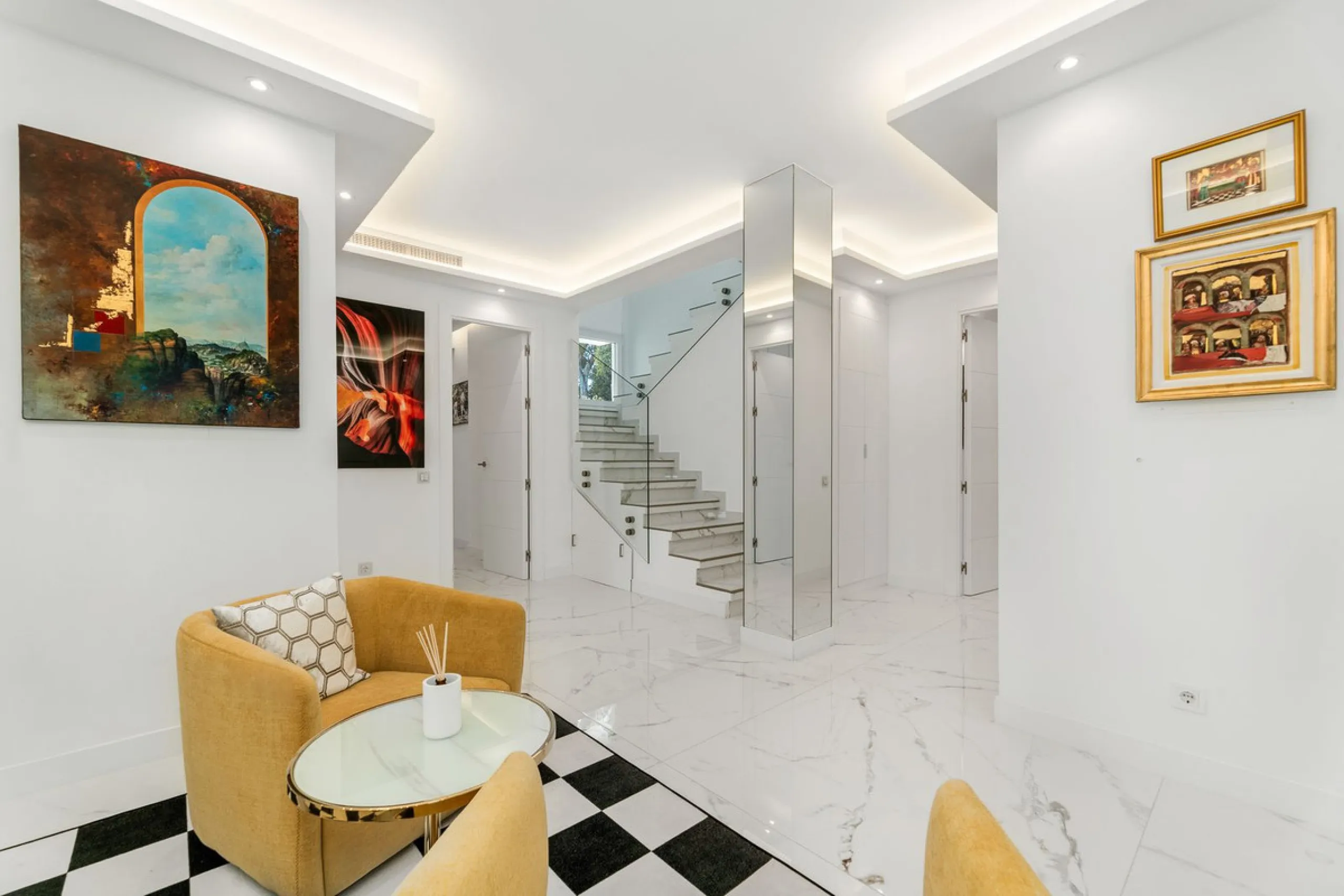 La Alcazaba is an exclusive community that boasts a long history in Marbella. It was developed by the famous architect, Melvin Villarroel, who designed Puente Romano and many other stunning developments along the coast.