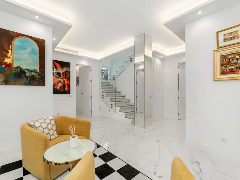 La Alcazaba is an exclusive community that boasts a long history in Marbella. It was developed by the famous architect, Melvin Villarroel, who designed Puente Romano and many other stunning developments along the coast.