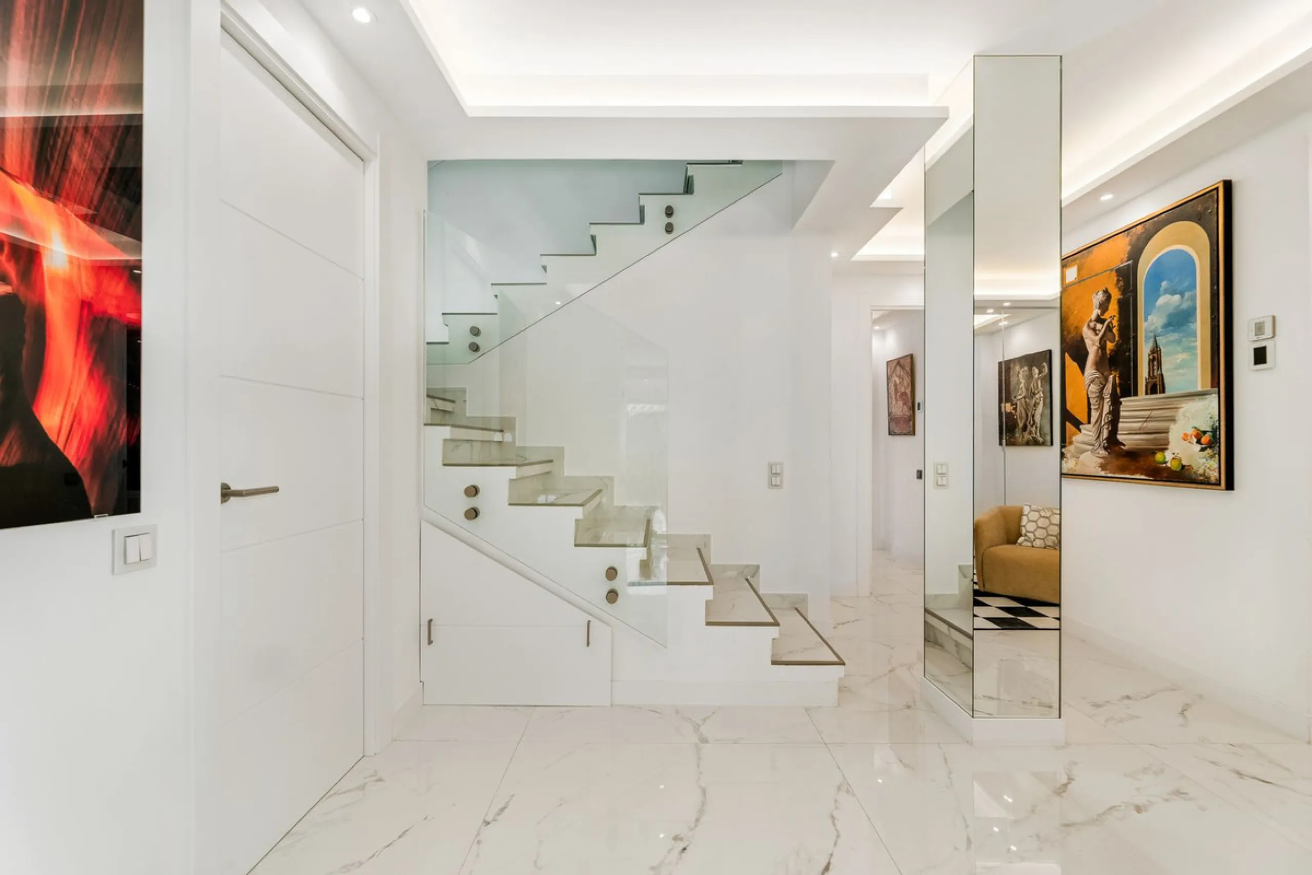 La Alcazaba is an exclusive community that boasts a long history in Marbella. It was developed by the famous architect, Melvin Villarroel, who designed Puente Romano and many other stunning developments along the coast.