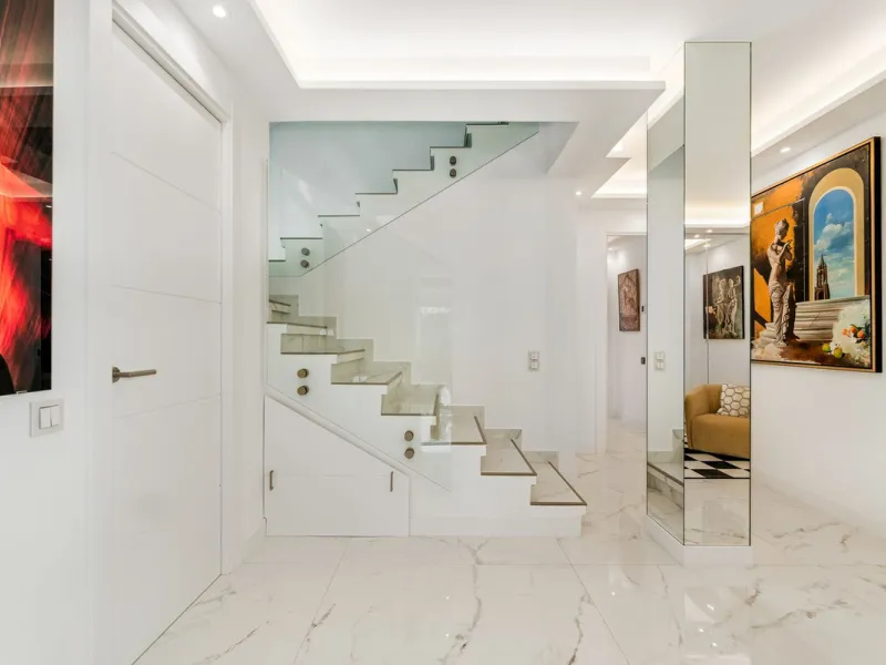 La Alcazaba is an exclusive community that boasts a long history in Marbella. It was developed by the famous architect, Melvin Villarroel, who designed Puente Romano and many other stunning developments along the coast.