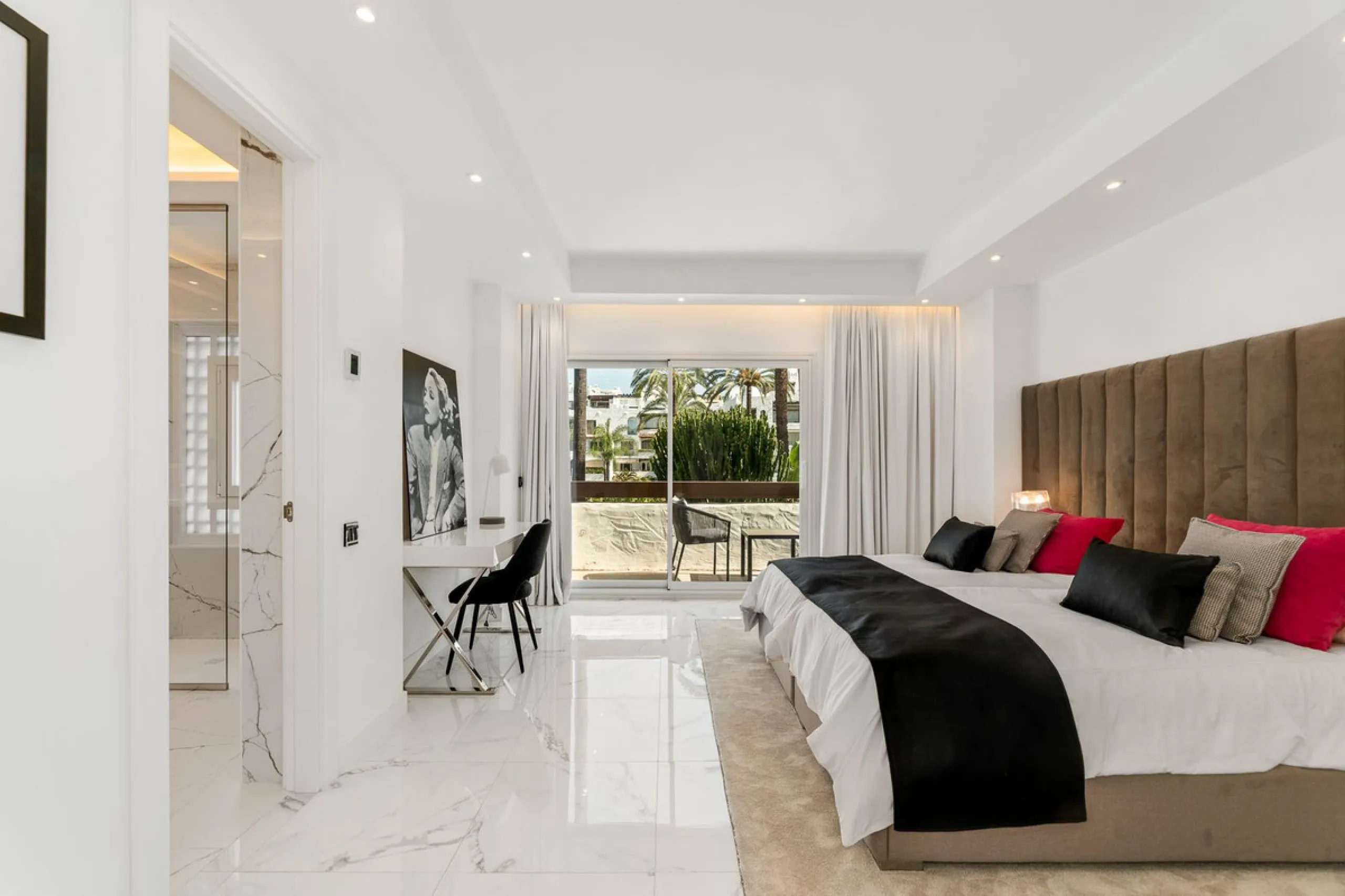 La Alcazaba is an exclusive community that boasts a long history in Marbella. It was developed by the famous architect, Melvin Villarroel, who designed Puente Romano and many other stunning developments along the coast.
