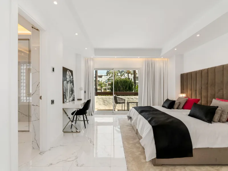 La Alcazaba is an exclusive community that boasts a long history in Marbella. It was developed by the famous architect, Melvin Villarroel, who designed Puente Romano and many other stunning developments along the coast.