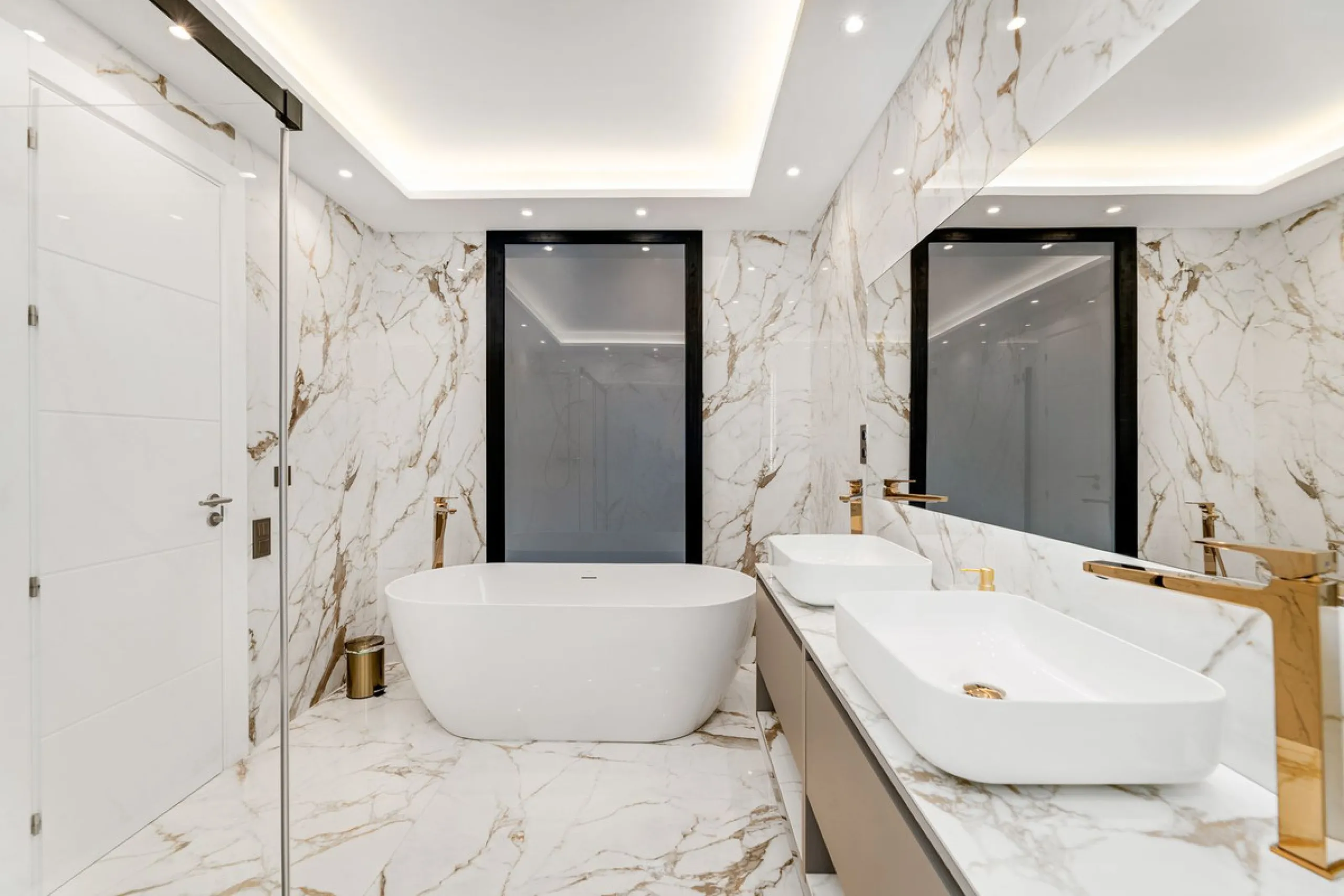La Alcazaba is an exclusive community that boasts a long history in Marbella. It was developed by the famous architect, Melvin Villarroel, who designed Puente Romano and many other stunning developments along the coast.