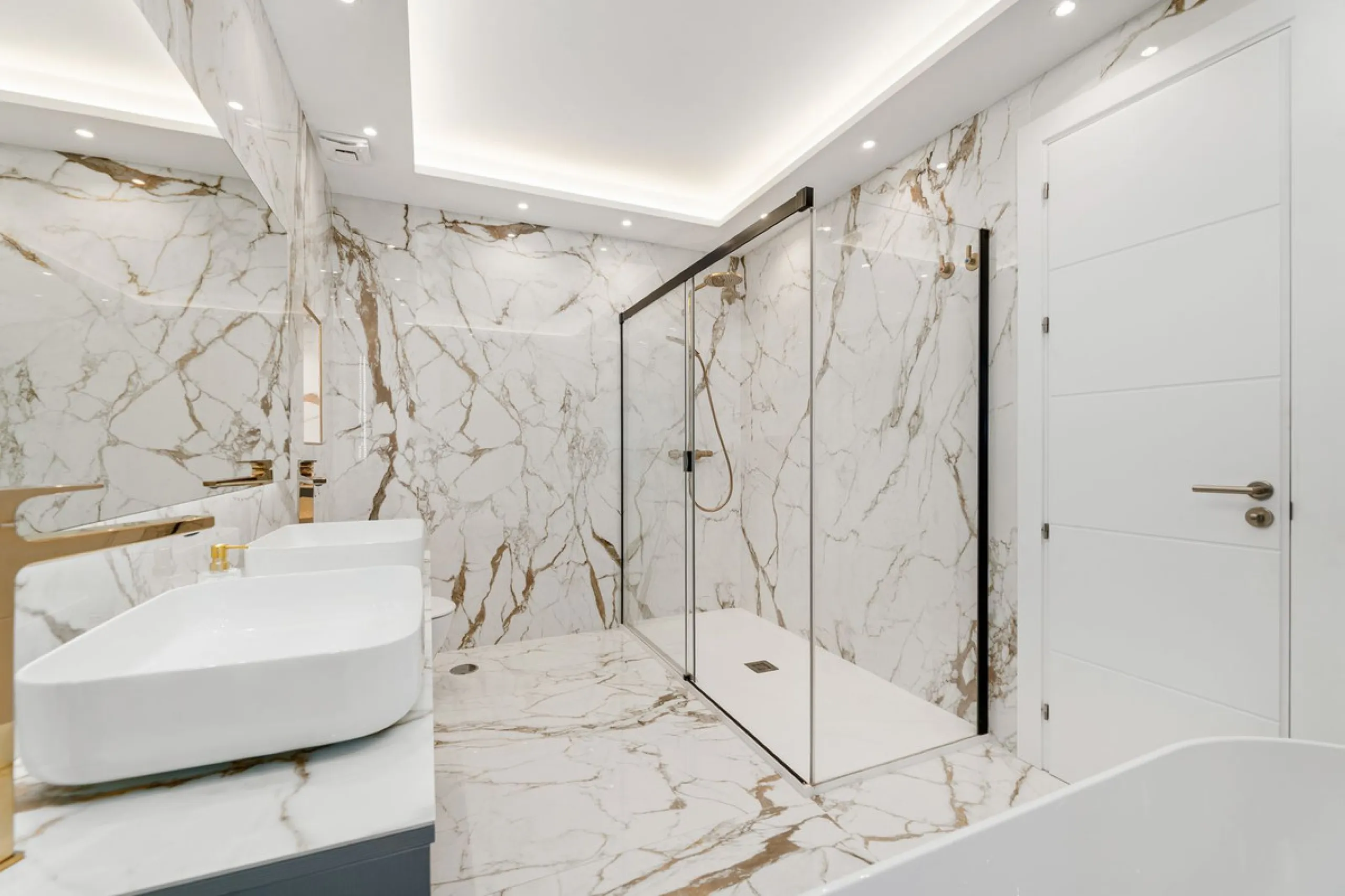 La Alcazaba is an exclusive community that boasts a long history in Marbella. It was developed by the famous architect, Melvin Villarroel, who designed Puente Romano and many other stunning developments along the coast.