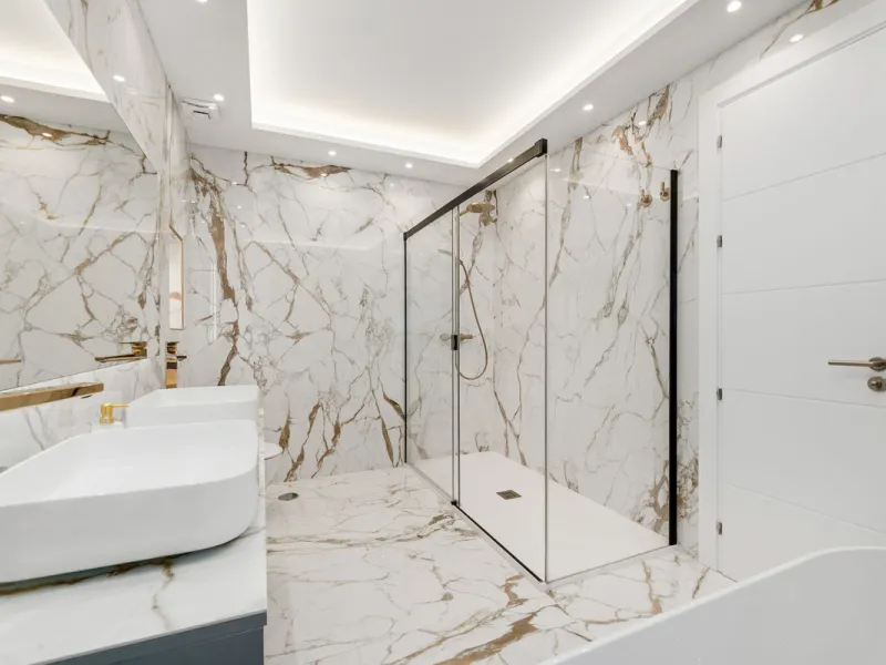 La Alcazaba is an exclusive community that boasts a long history in Marbella. It was developed by the famous architect, Melvin Villarroel, who designed Puente Romano and many other stunning developments along the coast.