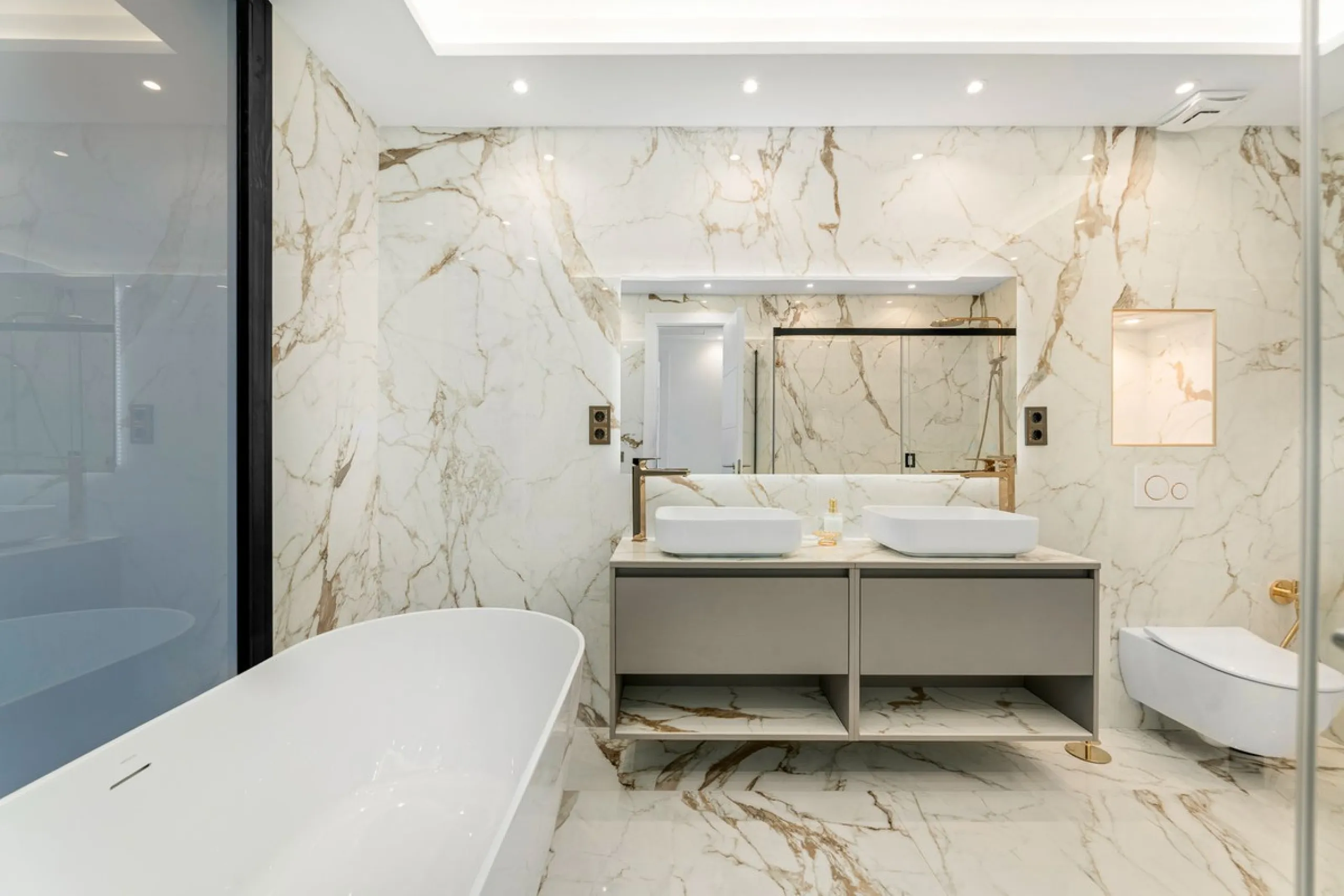 La Alcazaba is an exclusive community that boasts a long history in Marbella. It was developed by the famous architect, Melvin Villarroel, who designed Puente Romano and many other stunning developments along the coast.