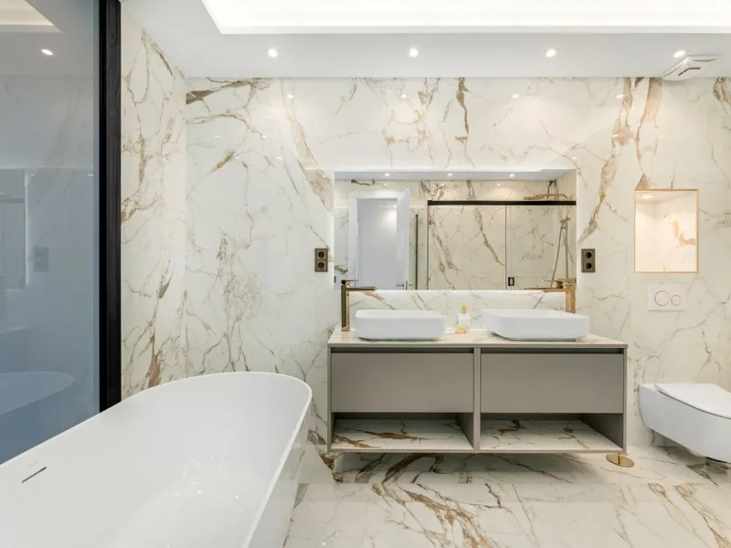 La Alcazaba is an exclusive community that boasts a long history in Marbella. It was developed by the famous architect, Melvin Villarroel, who designed Puente Romano and many other stunning developments along the coast.