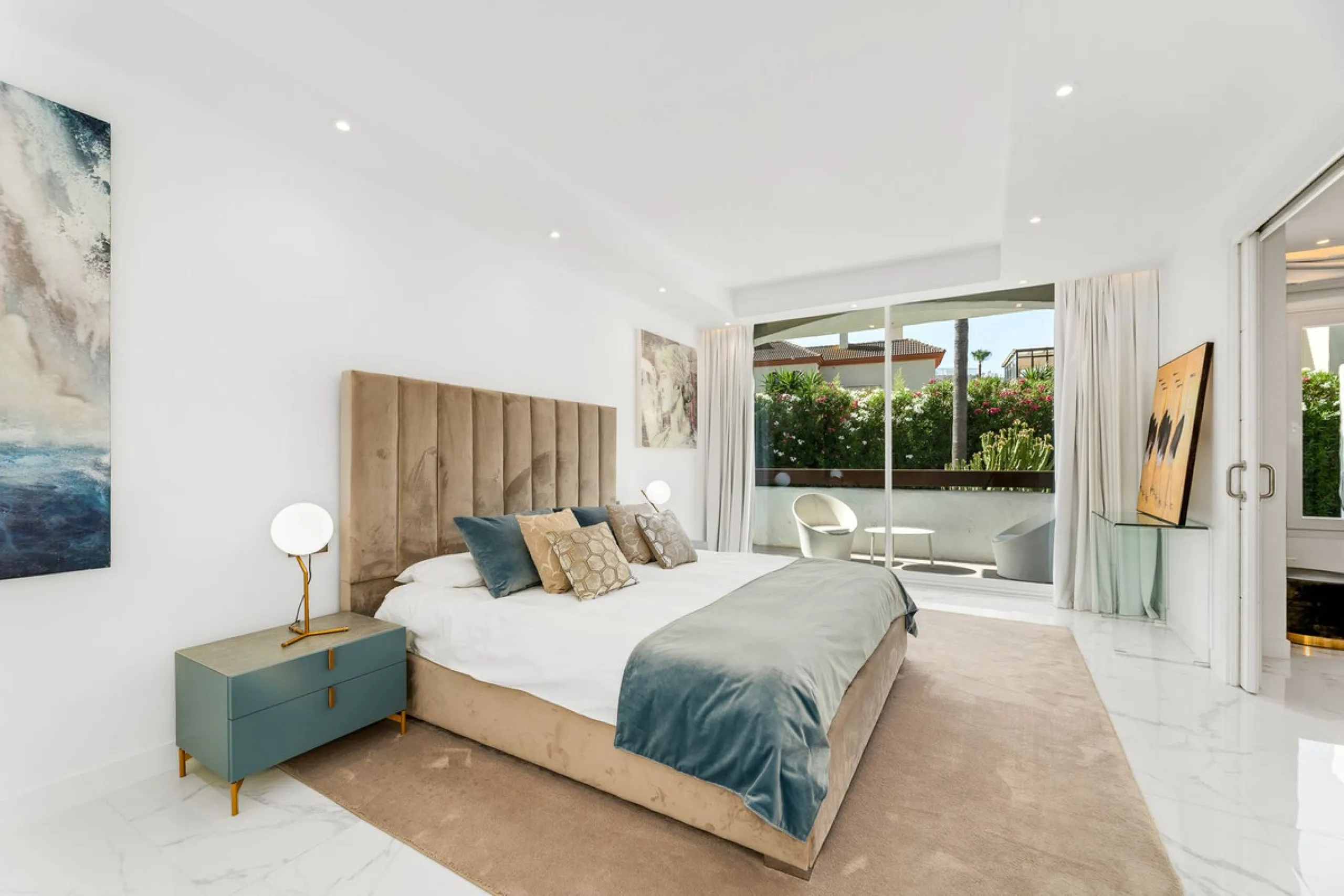 La Alcazaba is an exclusive community that boasts a long history in Marbella. It was developed by the famous architect, Melvin Villarroel, who designed Puente Romano and many other stunning developments along the coast.