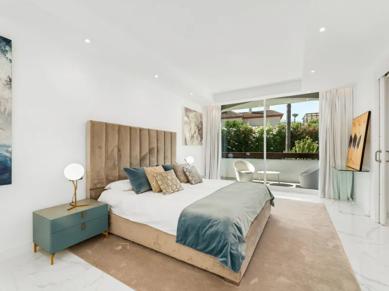 La Alcazaba is an exclusive community that boasts a long history in Marbella. It was developed by the famous architect, Melvin Villarroel, who designed Puente Romano and many other stunning developments along the coast.