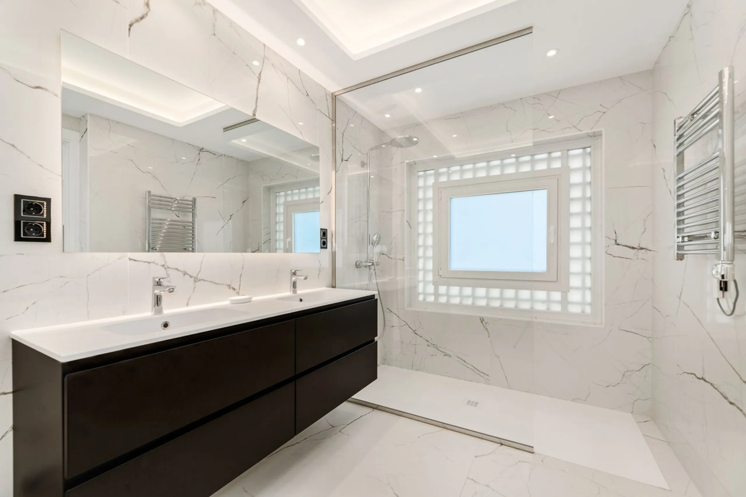 La Alcazaba is an exclusive community that boasts a long history in Marbella. It was developed by the famous architect, Melvin Villarroel, who designed Puente Romano and many other stunning developments along the coast.