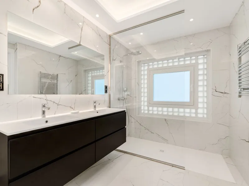 La Alcazaba is an exclusive community that boasts a long history in Marbella. It was developed by the famous architect, Melvin Villarroel, who designed Puente Romano and many other stunning developments along the coast.