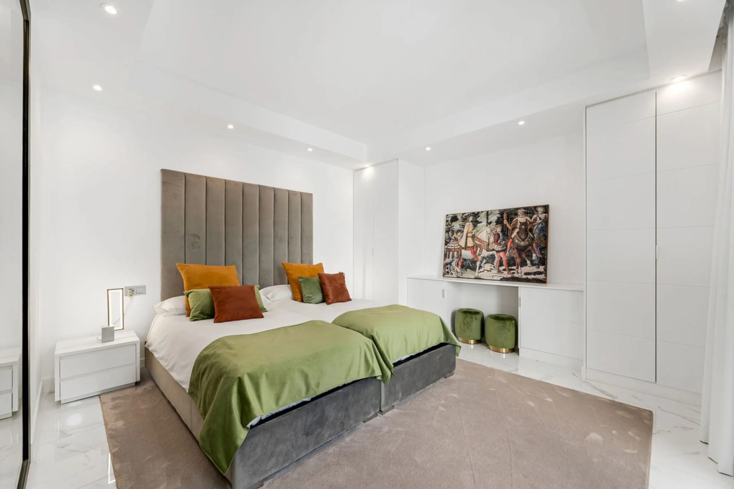 La Alcazaba is an exclusive community that boasts a long history in Marbella. It was developed by the famous architect, Melvin Villarroel, who designed Puente Romano and many other stunning developments along the coast.