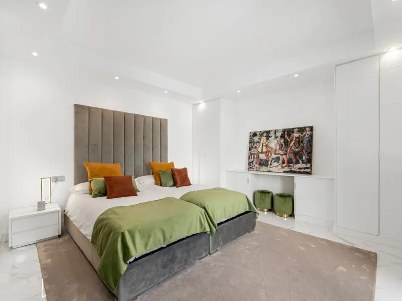 La Alcazaba is an exclusive community that boasts a long history in Marbella. It was developed by the famous architect, Melvin Villarroel, who designed Puente Romano and many other stunning developments along the coast.