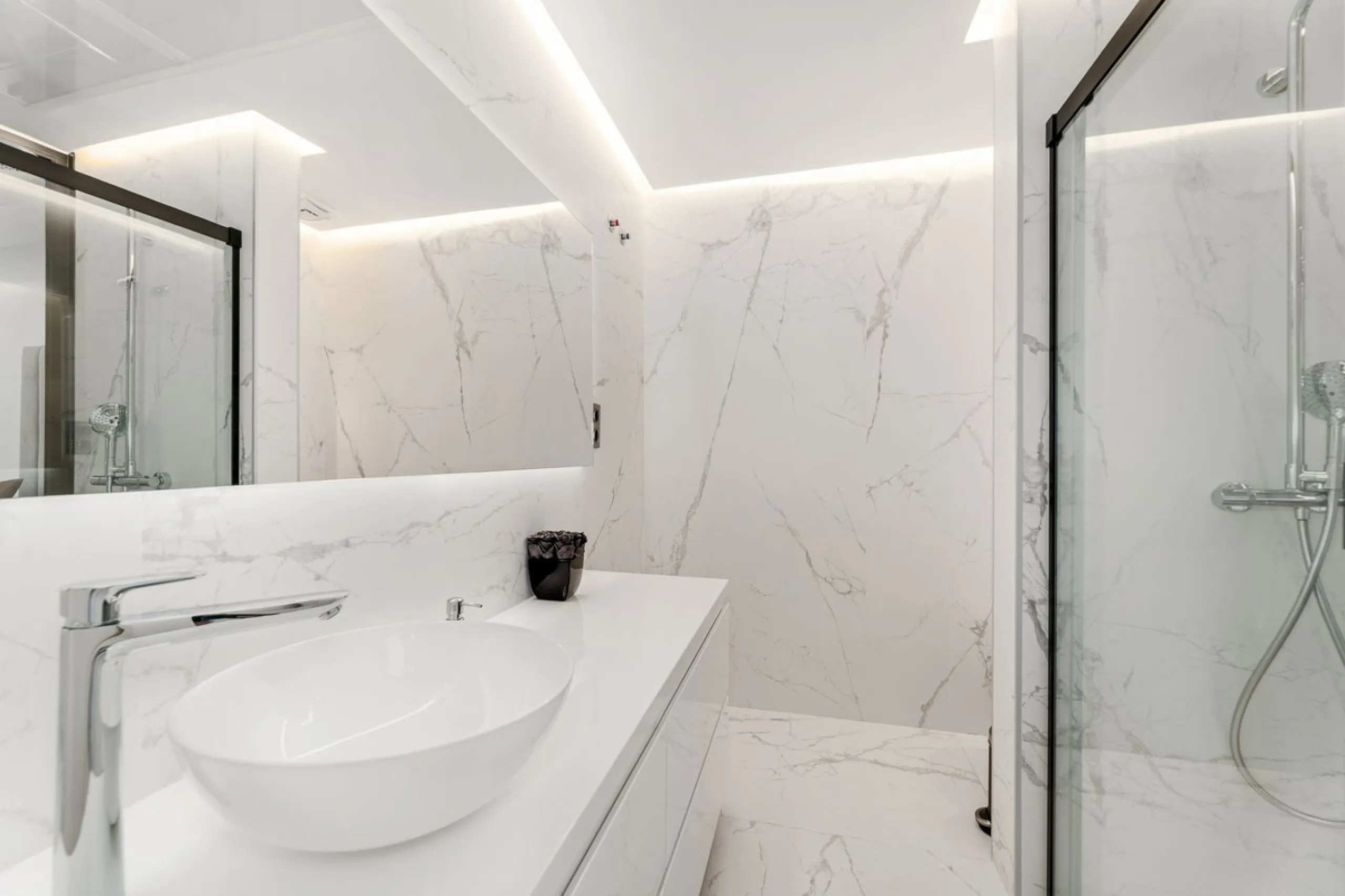 La Alcazaba is an exclusive community that boasts a long history in Marbella. It was developed by the famous architect, Melvin Villarroel, who designed Puente Romano and many other stunning developments along the coast.