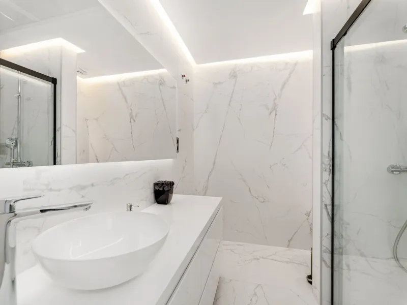 La Alcazaba is an exclusive community that boasts a long history in Marbella. It was developed by the famous architect, Melvin Villarroel, who designed Puente Romano and many other stunning developments along the coast.
