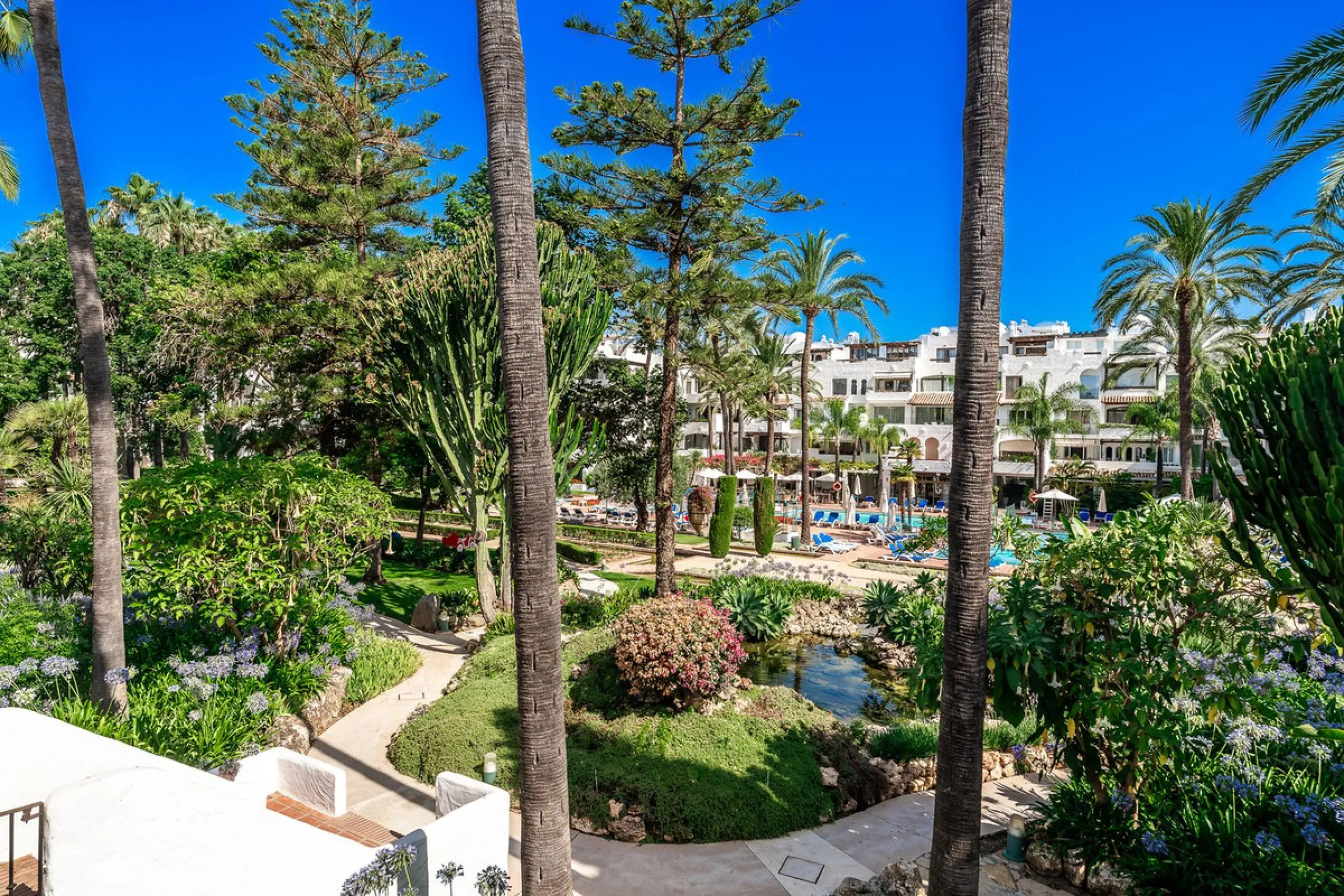 La Alcazaba is an exclusive community that boasts a long history in Marbella. It was developed by the famous architect, Melvin Villarroel, who designed Puente Romano and many other stunning developments along the coast.